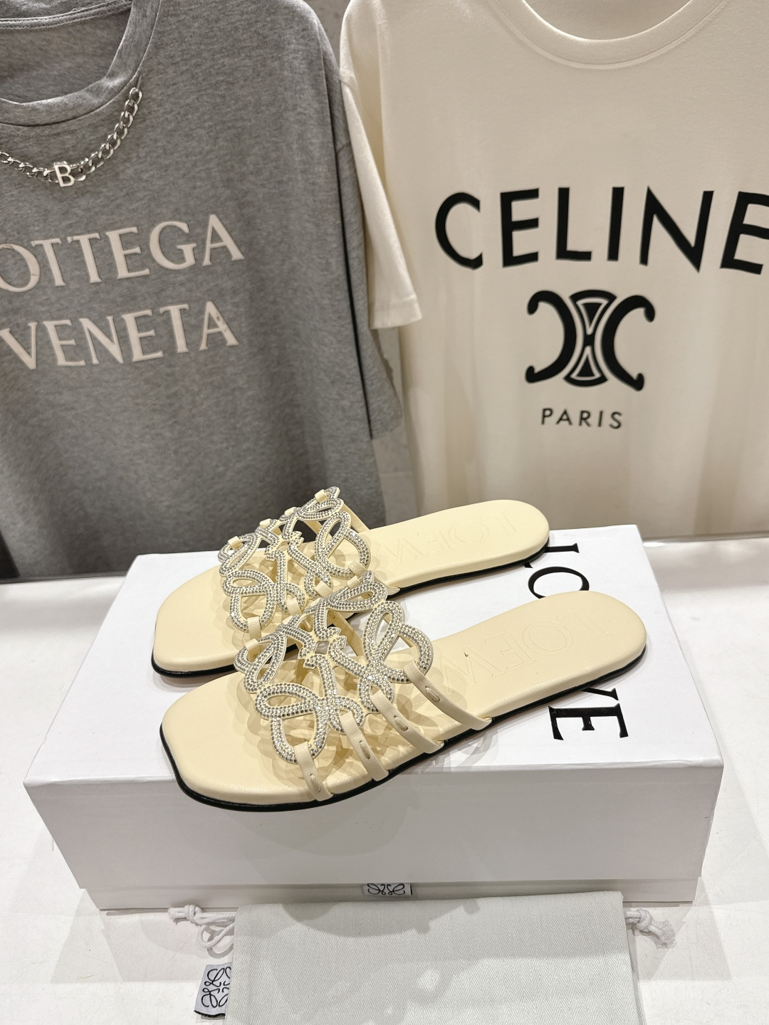 高版本出厂 钻面 LOEWE/罗意威2026/ss新品复古风平底沙滩拖鞋～小红书、外网火爆款最近大热的一