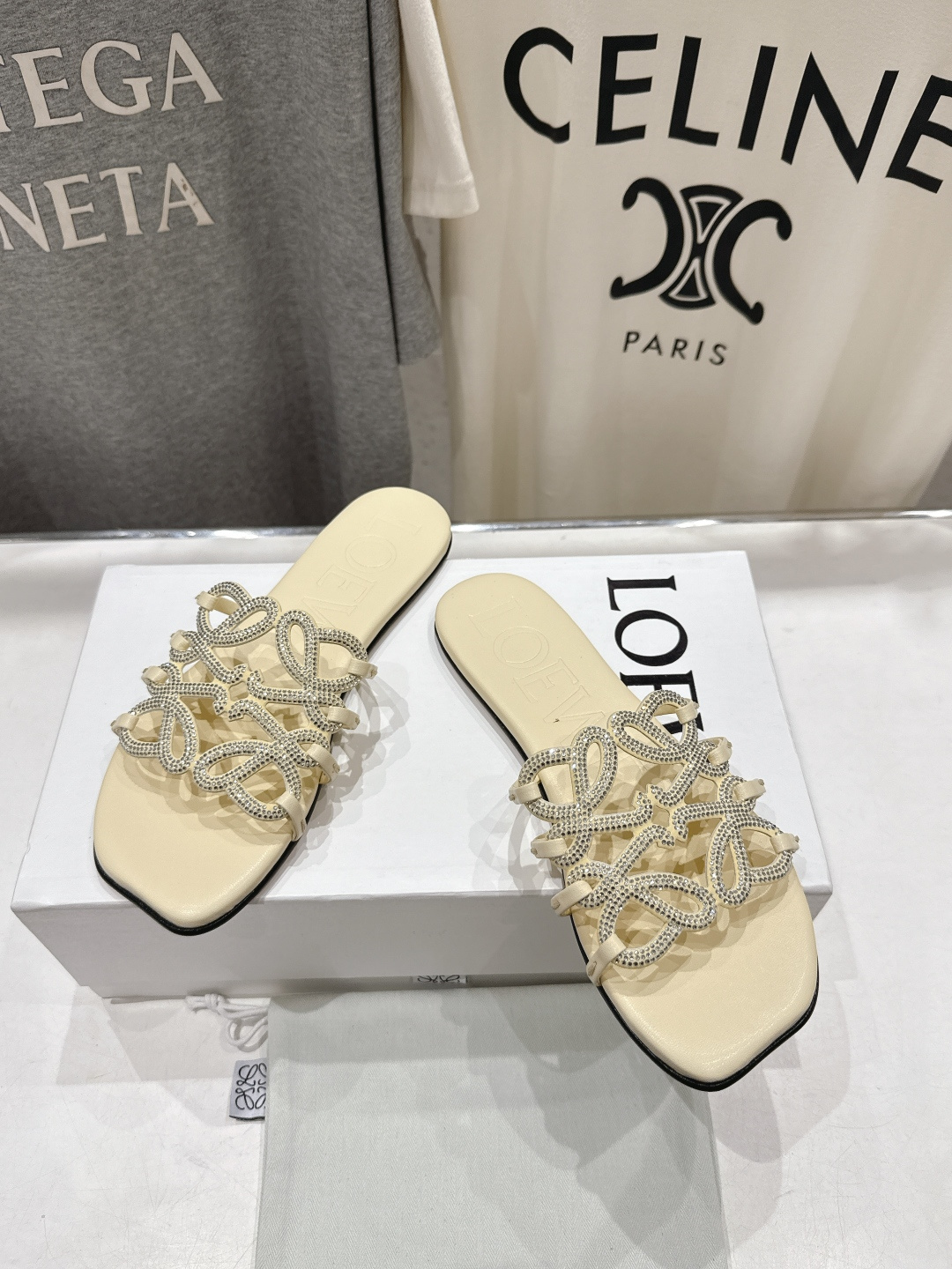 高版本出厂 钻面 LOEWE/罗意威2026/ss新品复古风平底沙滩拖鞋～小红书、外网火爆款最近大热的一