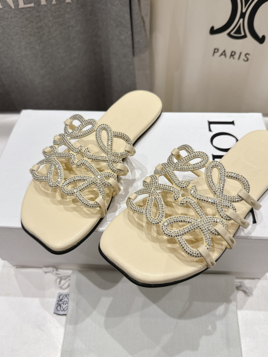 高版本出厂 钻面 LOEWE/罗意威2026/ss新品复古风平底沙滩拖鞋～小红书、外网火爆款最近大热的一