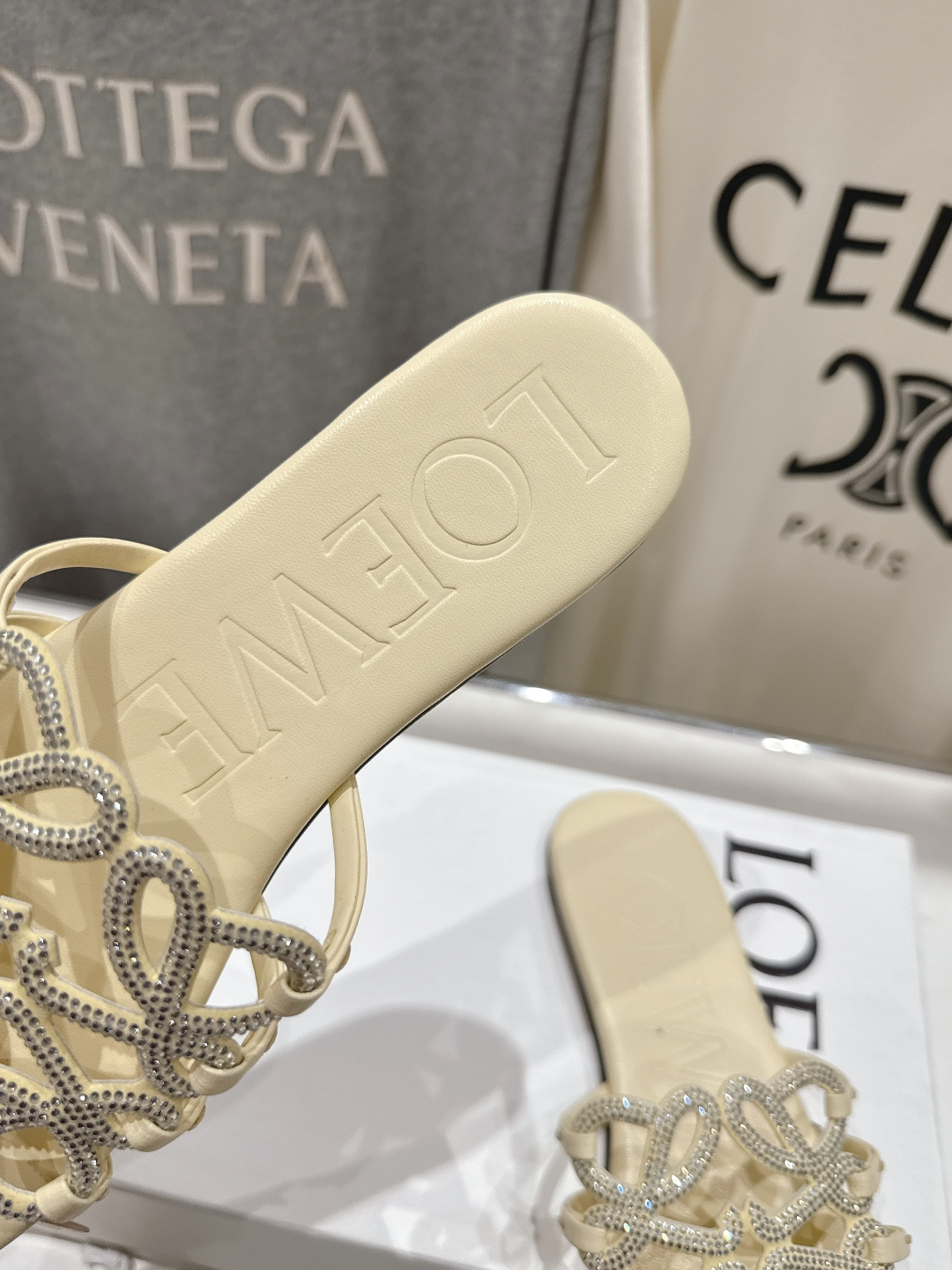 高版本出厂 钻面 LOEWE/罗意威2026/ss新品复古风平底沙滩拖鞋～小红书、外网火爆款最近大热的一