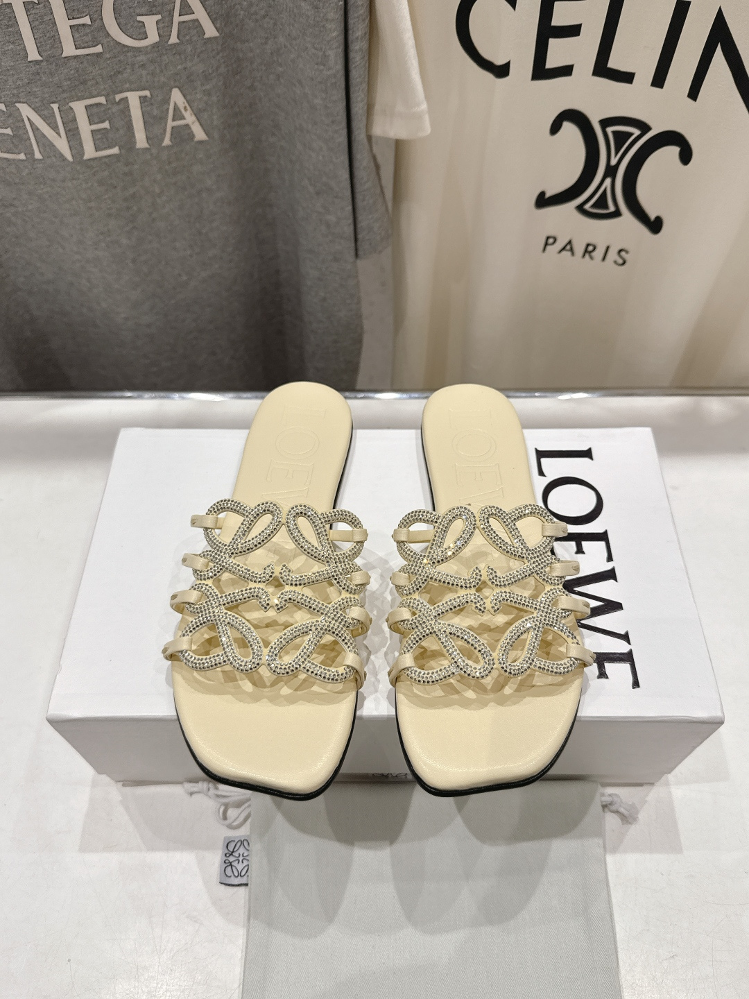 高版本出厂 钻面 LOEWE/罗意威2026/ss新品复古风平底沙滩拖鞋～小红书、外网火爆款最近大热的一