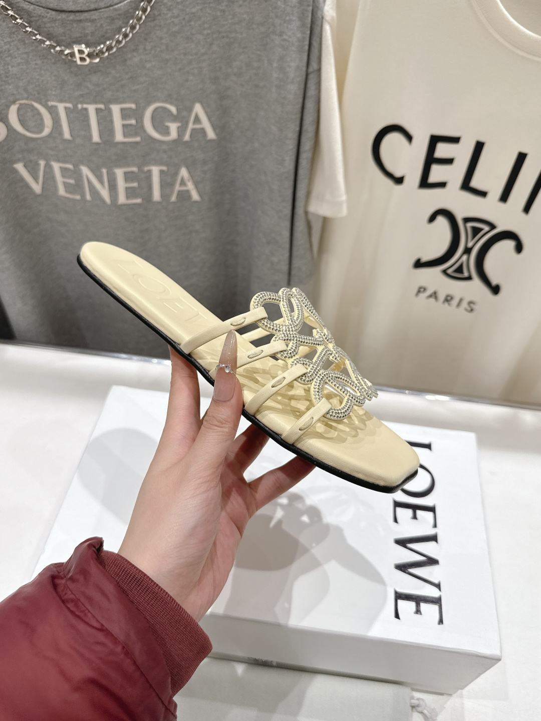 高版本出厂 钻面 LOEWE/罗意威2026/ss新品复古风平底沙滩拖鞋～小红书、外网火爆款最近大热的一