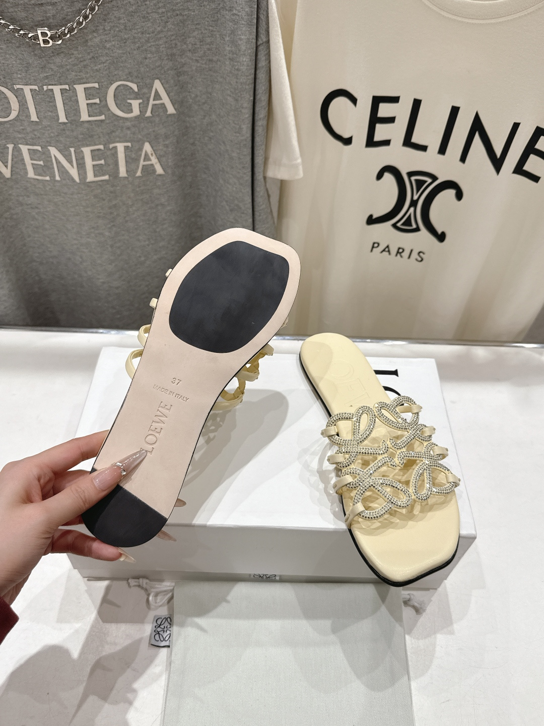 高版本出厂 钻面 LOEWE/罗意威2026/ss新品复古风平底沙滩拖鞋～小红书、外网火爆款最近大热的一