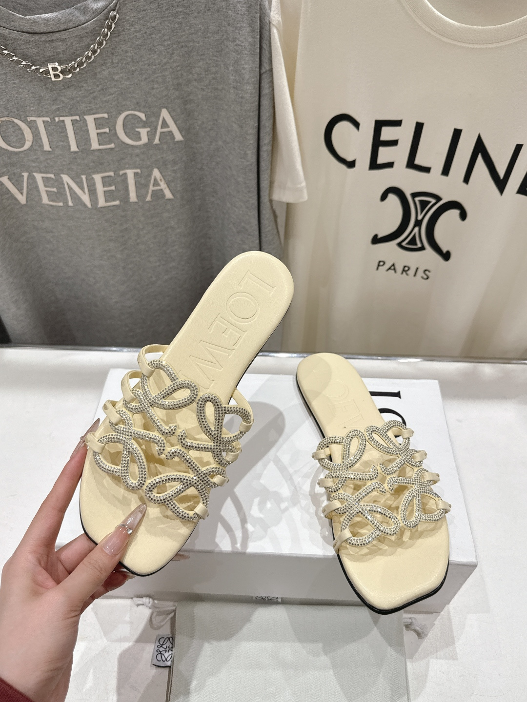 高版本出厂 钻面 LOEWE/罗意威2026/ss新品复古风平底沙滩拖鞋～小红书、外网火爆款最近大热的一