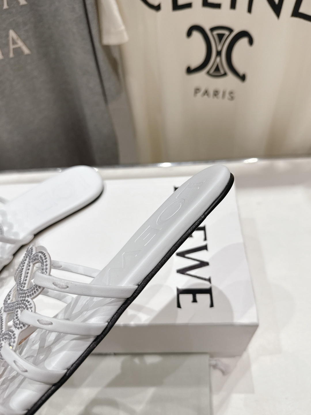 高版本出厂 钻面 LOEWE/罗意威2026/ss新品复古风平底沙滩拖鞋～小红书、外网火爆款最近大热的一