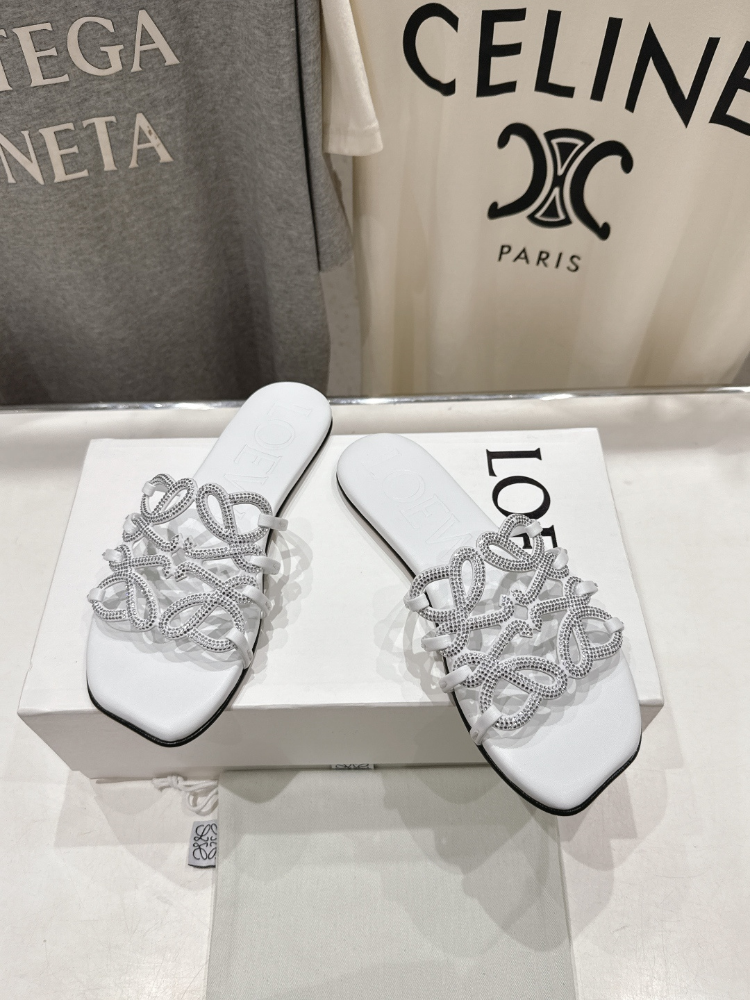 高版本出厂 钻面 LOEWE/罗意威2026/ss新品复古风平底沙滩拖鞋～小红书、外网火爆款最近大热的一