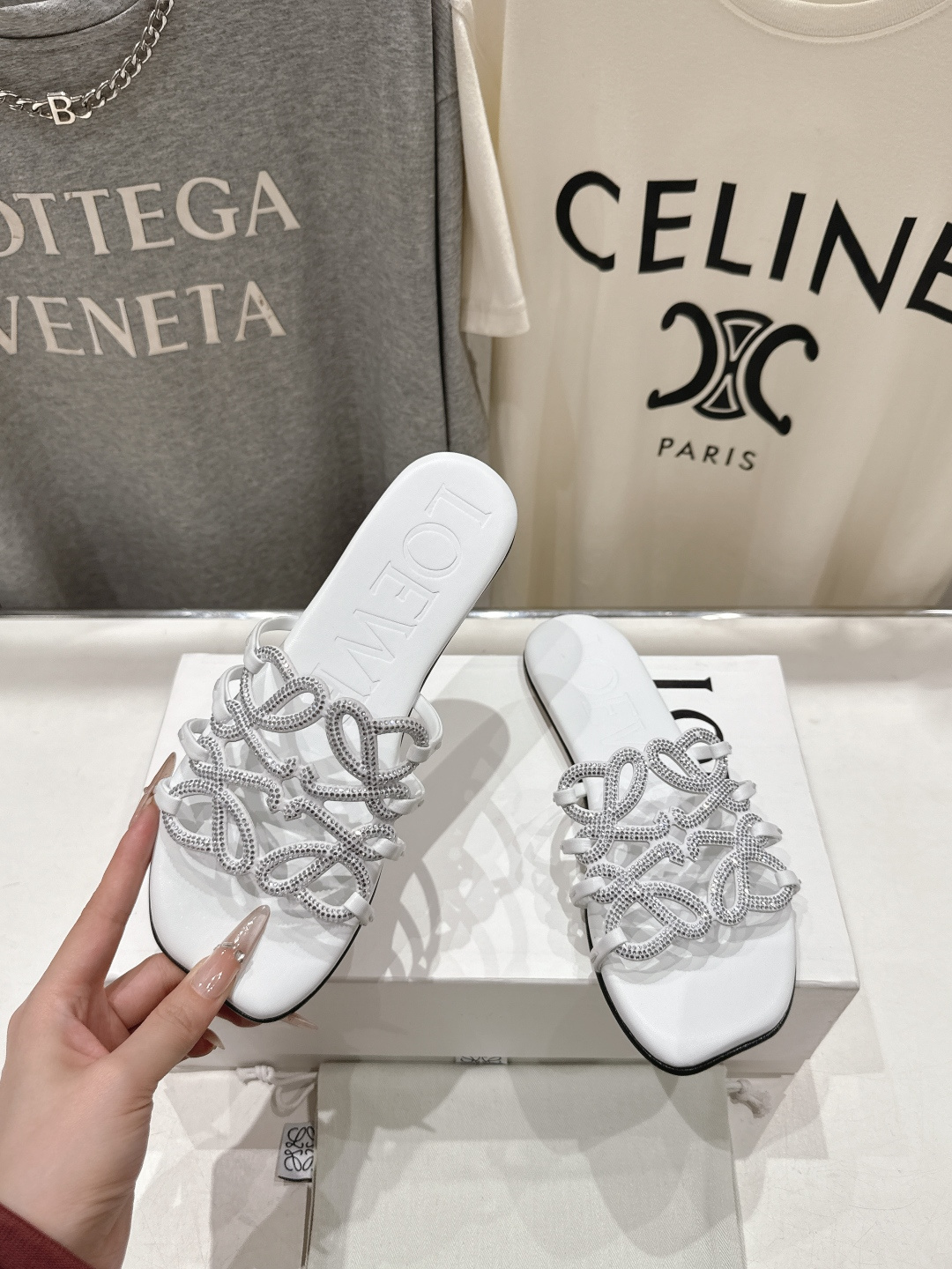 高版本出厂 钻面 LOEWE/罗意威2026/ss新品复古风平底沙滩拖鞋～小红书、外网火爆款最近大热的一