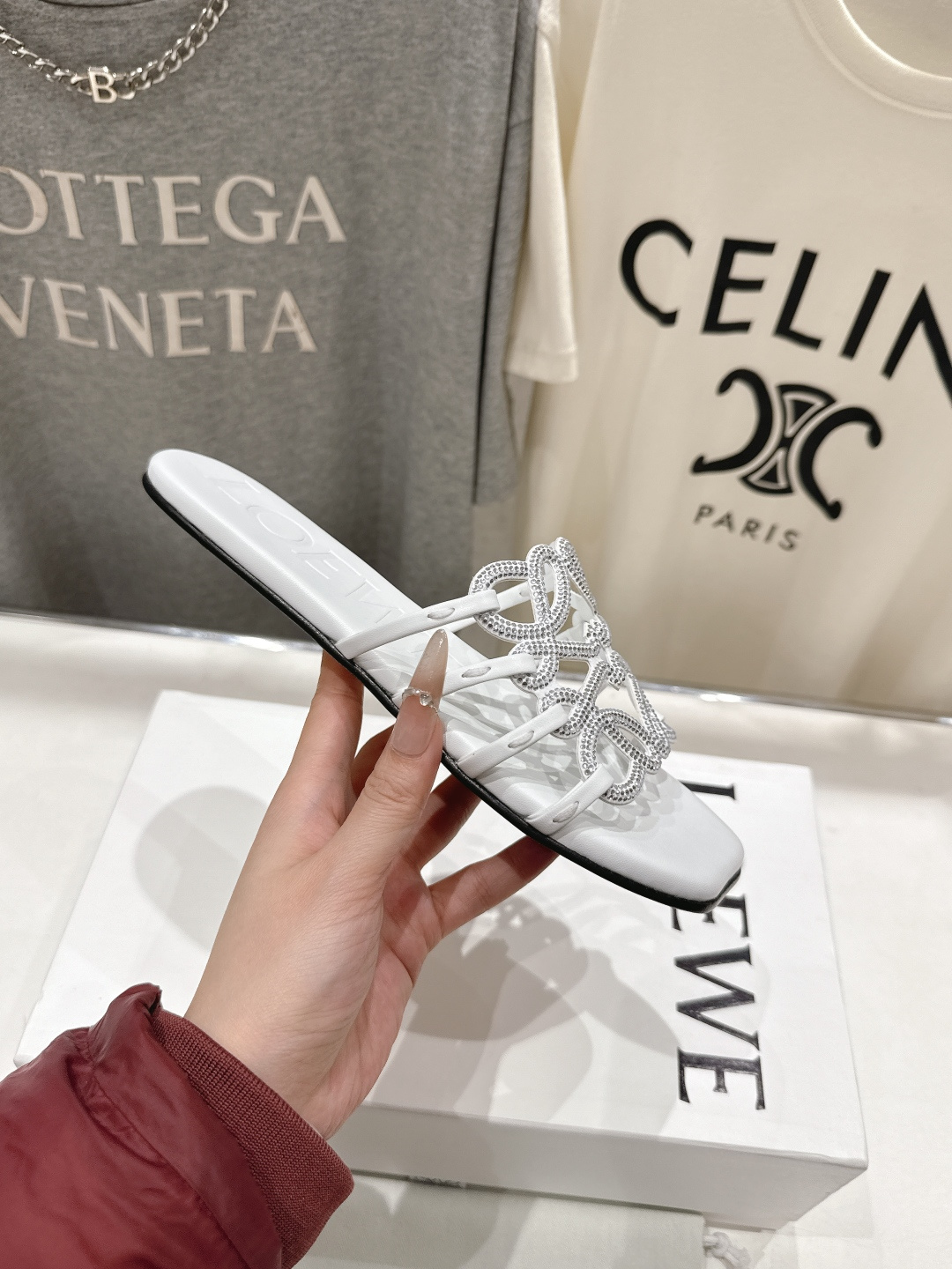 高版本出厂 钻面 LOEWE/罗意威2026/ss新品复古风平底沙滩拖鞋～小红书、外网火爆款最近大热的一