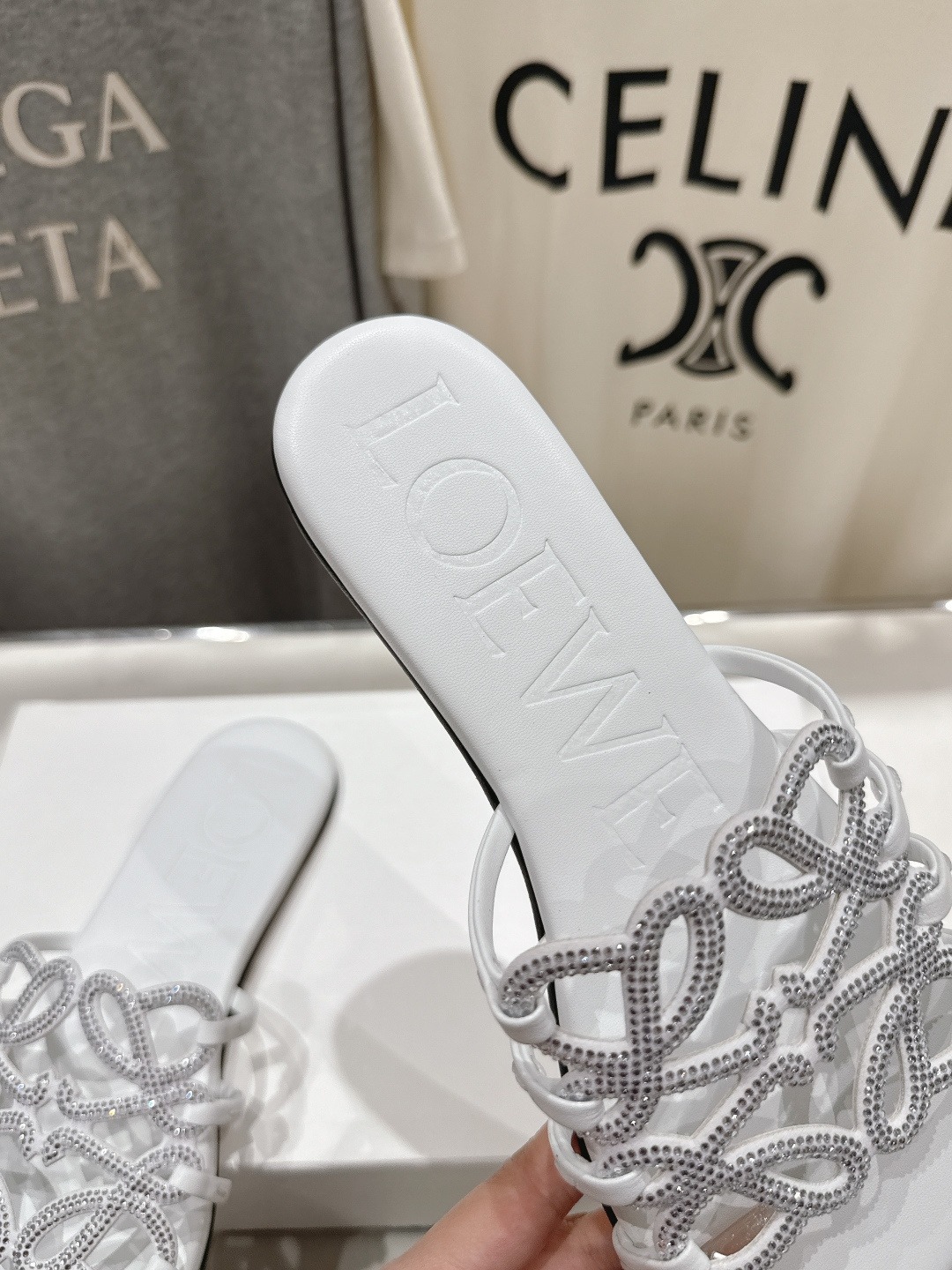 高版本出厂 钻面 LOEWE/罗意威2026/ss新品复古风平底沙滩拖鞋～小红书、外网火爆款最近大热的一