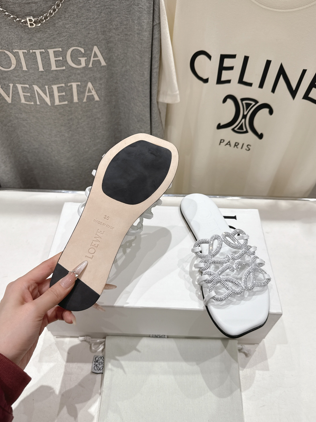 高版本出厂 钻面 LOEWE/罗意威2026/ss新品复古风平底沙滩拖鞋～小红书、外网火爆款最近大热的一