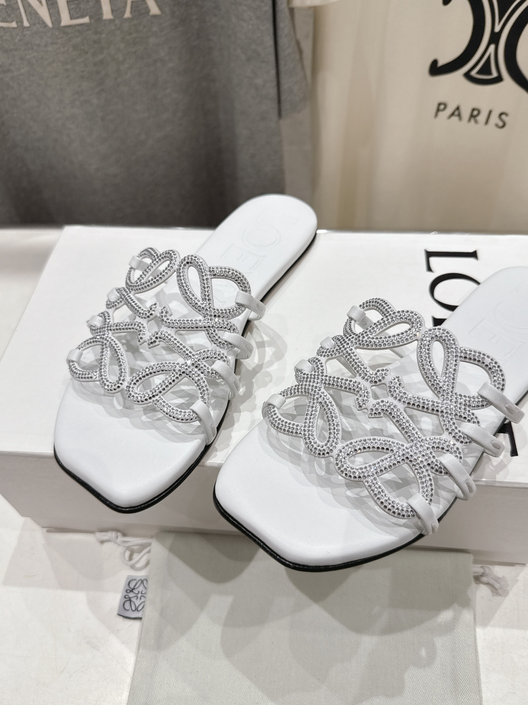 高版本出厂 钻面 LOEWE/罗意威2026/ss新品复古风平底沙滩拖鞋～小红书、外网火爆款最近大热的一