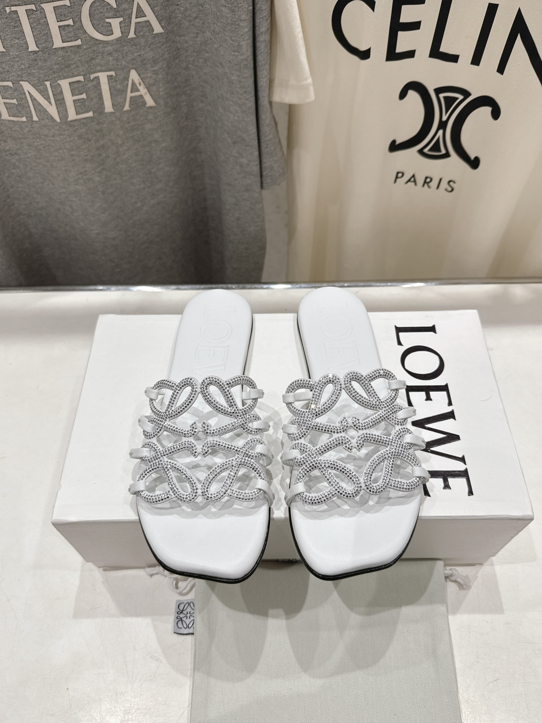 高版本出厂 钻面 LOEWE/罗意威2026/ss新品复古风平底沙滩拖鞋～小红书、外网火爆款最近大热的一