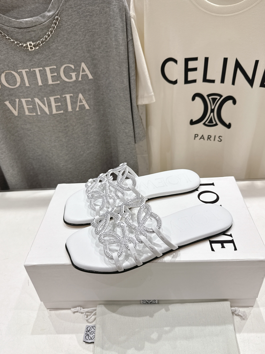 高版本出厂 钻面 LOEWE/罗意威2026/ss新品复古风平底沙滩拖鞋～小红书、外网火爆款最近大热的一