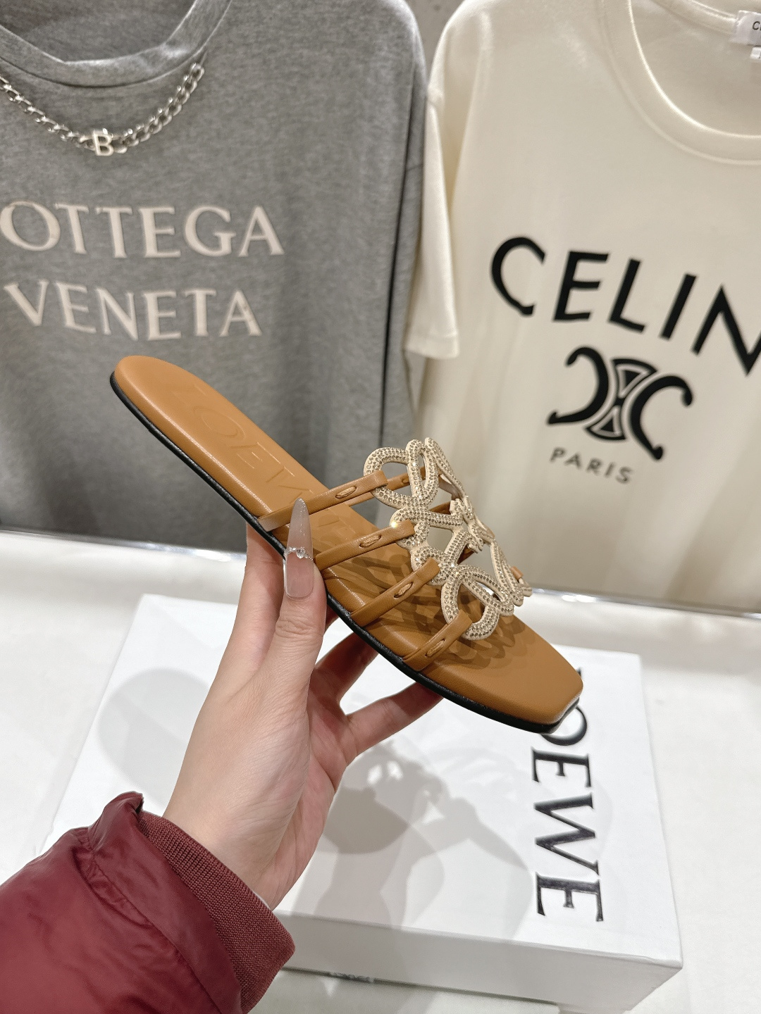 高版本出厂 钻面 LOEWE/罗意威2026/ss新品复古风平底沙滩拖鞋～小红书、外网火爆款最近大热的一