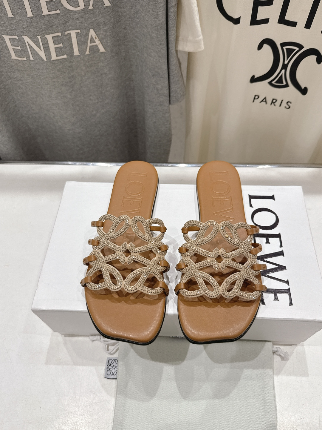 高版本出厂 钻面 LOEWE/罗意威2026/ss新品复古风平底沙滩拖鞋～小红书、外网火爆款最近大热的一