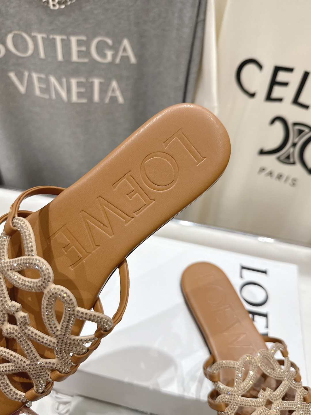 高版本出厂 钻面 LOEWE/罗意威2026/ss新品复古风平底沙滩拖鞋～小红书、外网火爆款最近大热的一