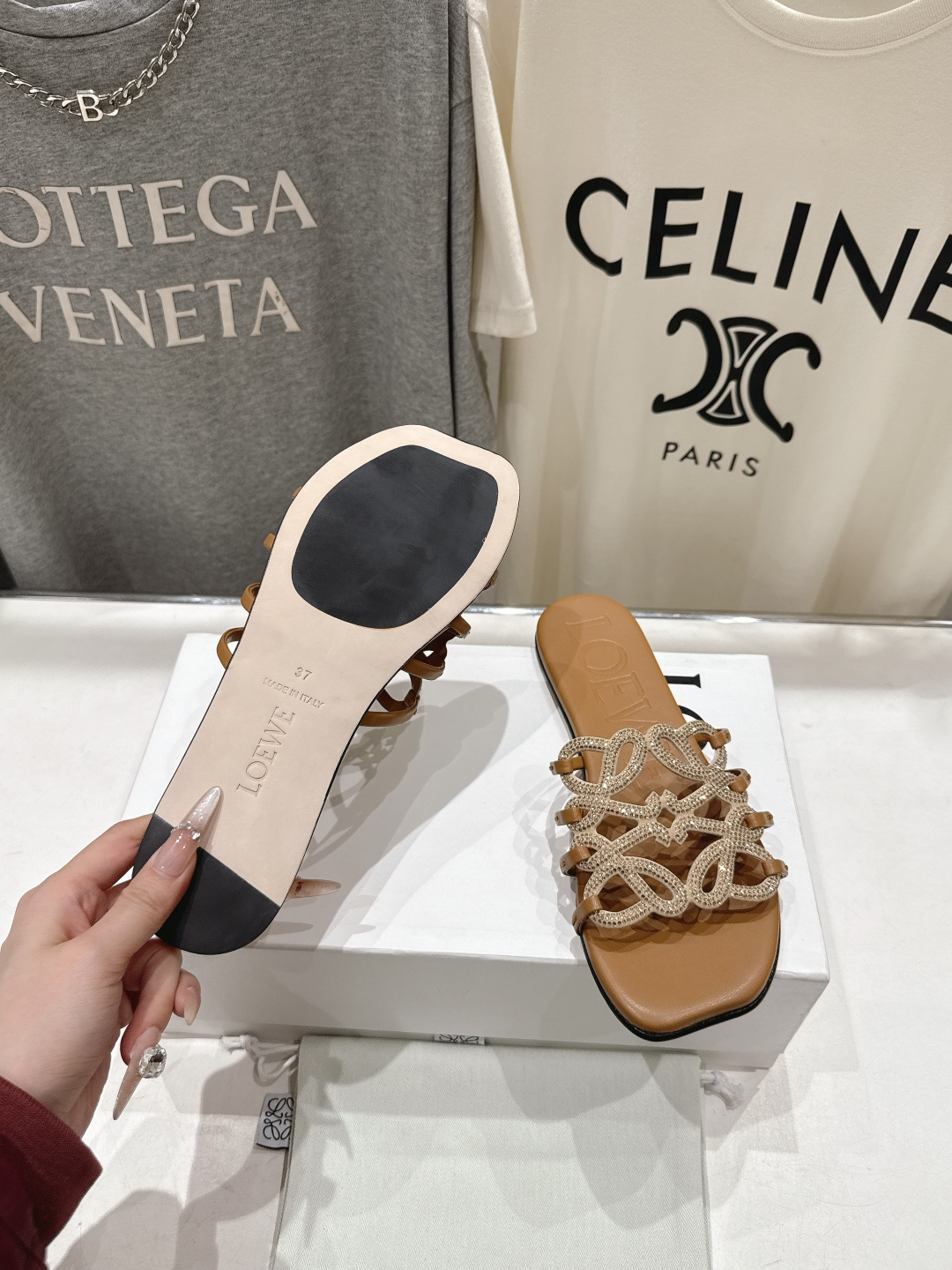 高版本出厂 钻面 LOEWE/罗意威2026/ss新品复古风平底沙滩拖鞋～小红书、外网火爆款最近大热的一