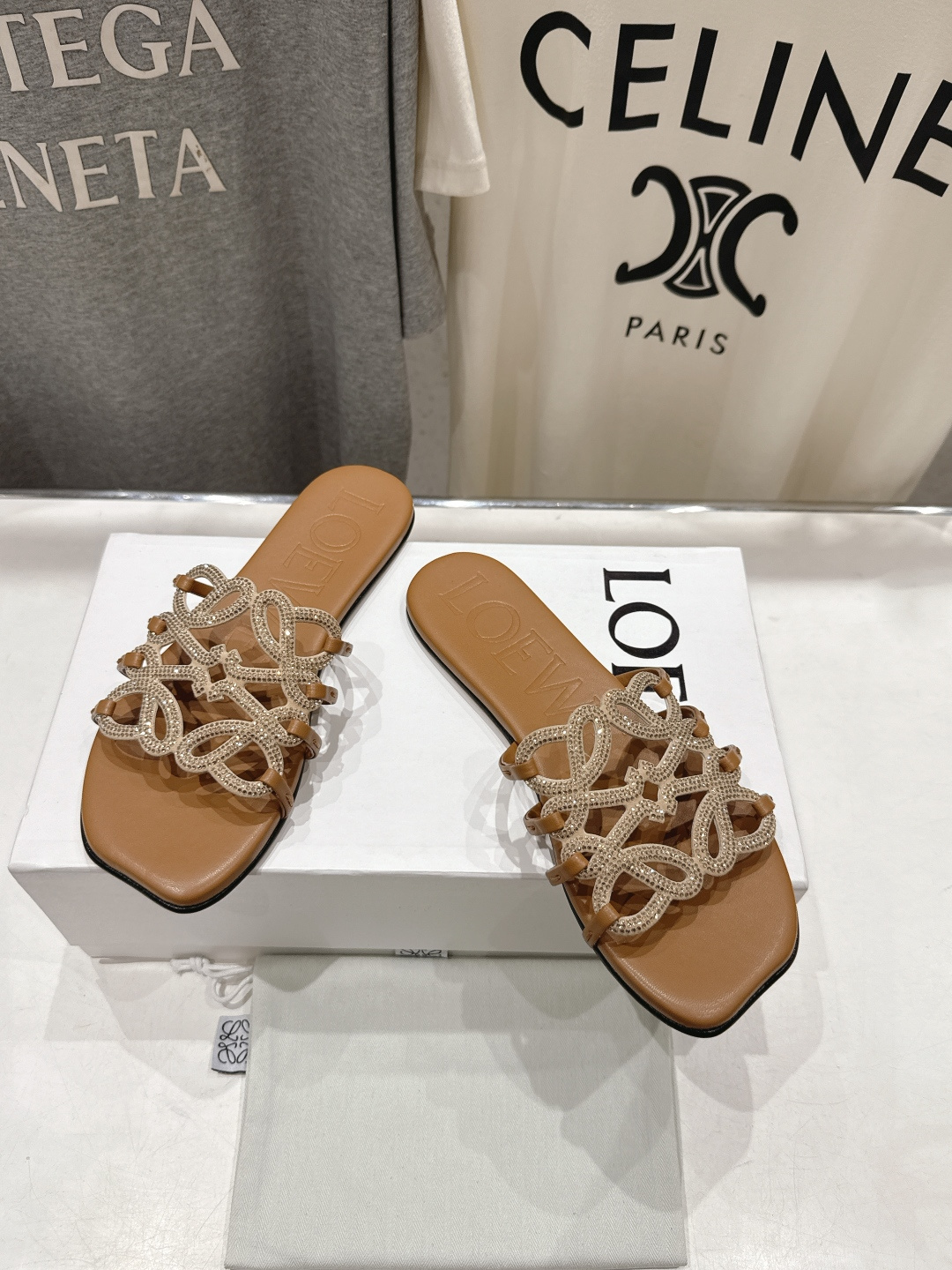 高版本出厂 钻面 LOEWE/罗意威2026/ss新品复古风平底沙滩拖鞋～小红书、外网火爆款最近大热的一