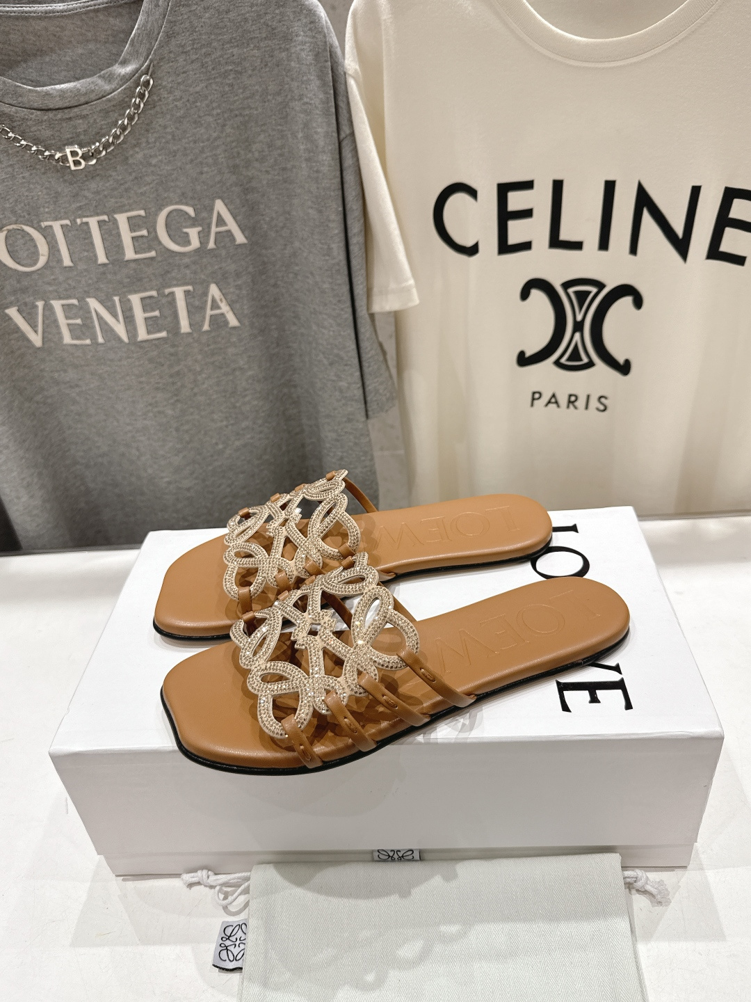 高版本出厂 钻面 LOEWE/罗意威2026/ss新品复古风平底沙滩拖鞋～小红书、外网火爆款最近大热的一