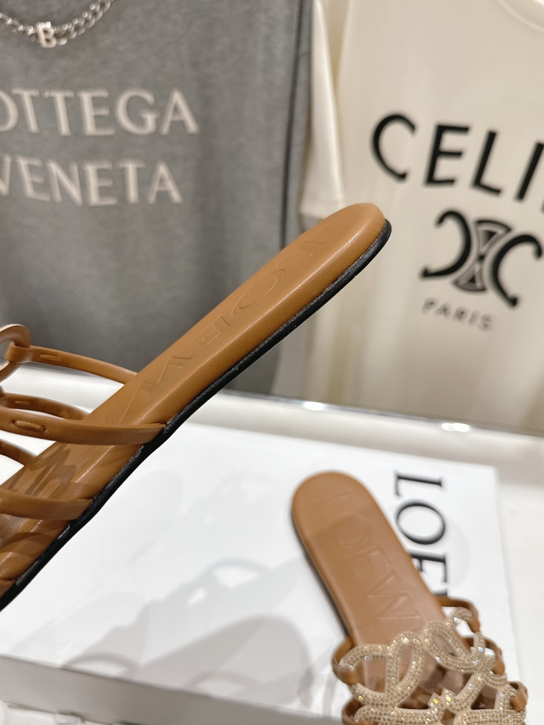 高版本出厂 钻面 LOEWE/罗意威2026/ss新品复古风平底沙滩拖鞋～小红书、外网火爆款最近大热的一