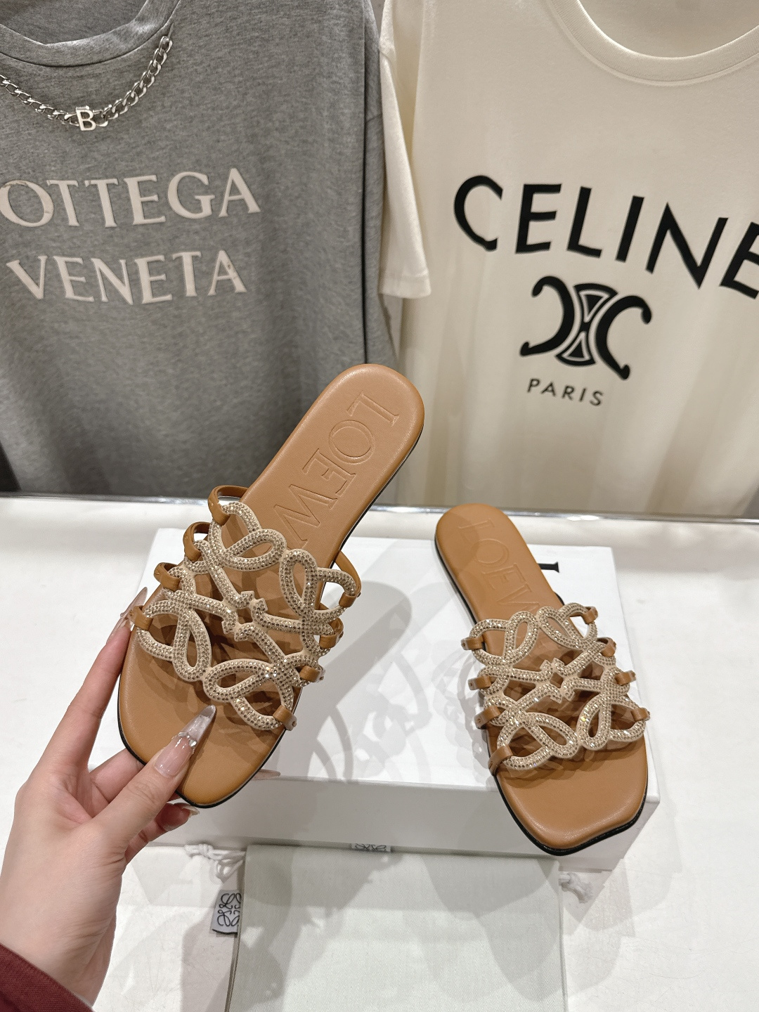 高版本出厂 钻面 LOEWE/罗意威2026/ss新品复古风平底沙滩拖鞋～小红书、外网火爆款最近大热的一