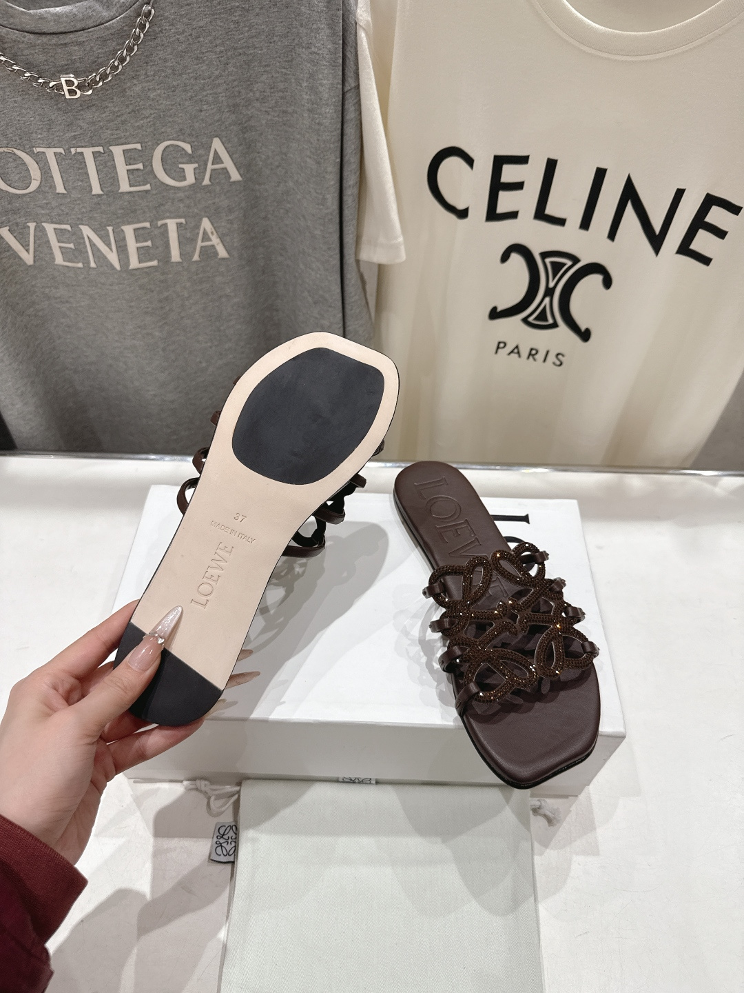 高版本出厂 钻面 LOEWE/罗意威2026/ss新品复古风平底沙滩拖鞋～小红书、外网火爆款最近大热的一