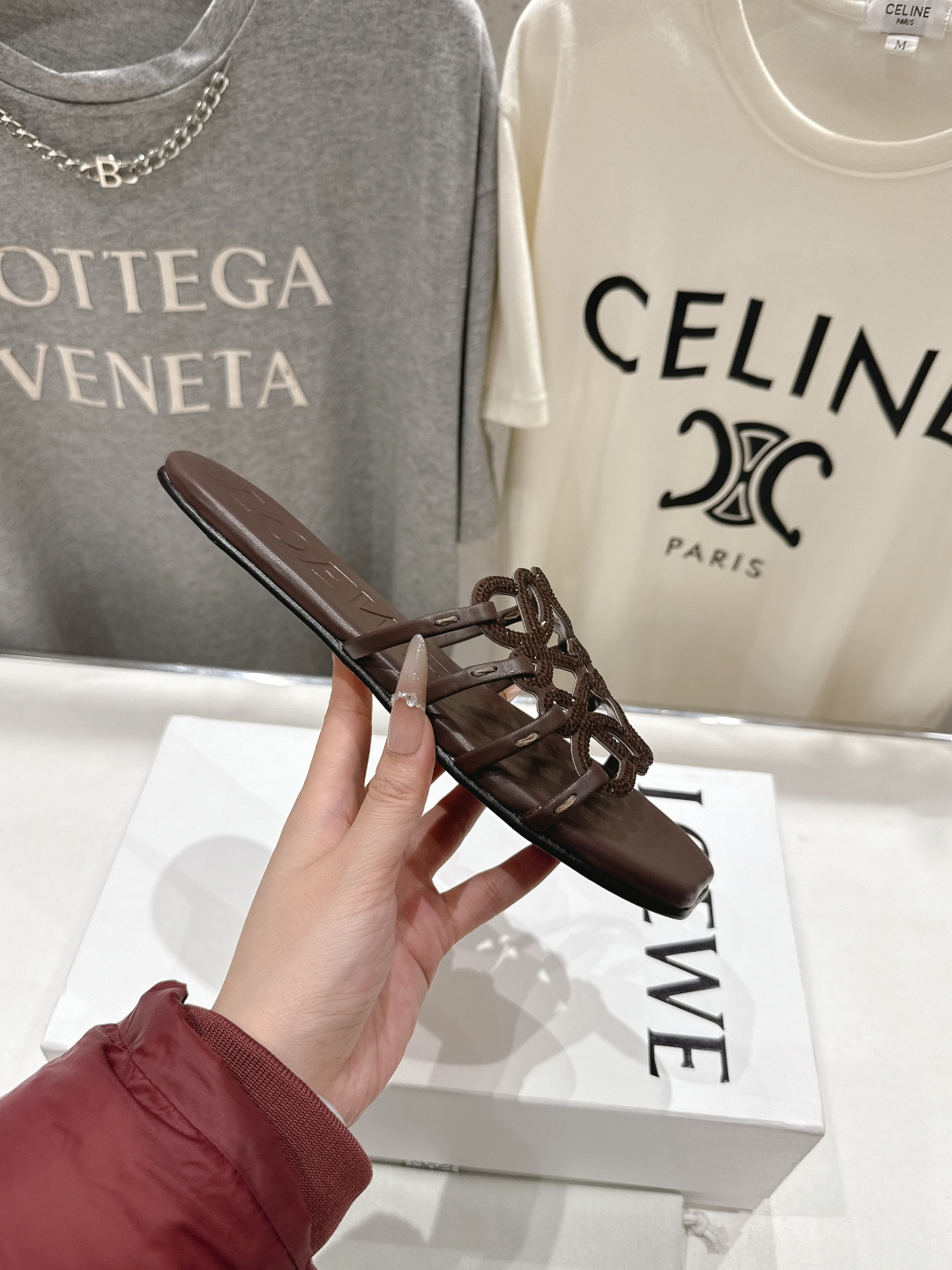 高版本出厂 钻面 LOEWE/罗意威2026/ss新品复古风平底沙滩拖鞋～小红书、外网火爆款最近大热的一