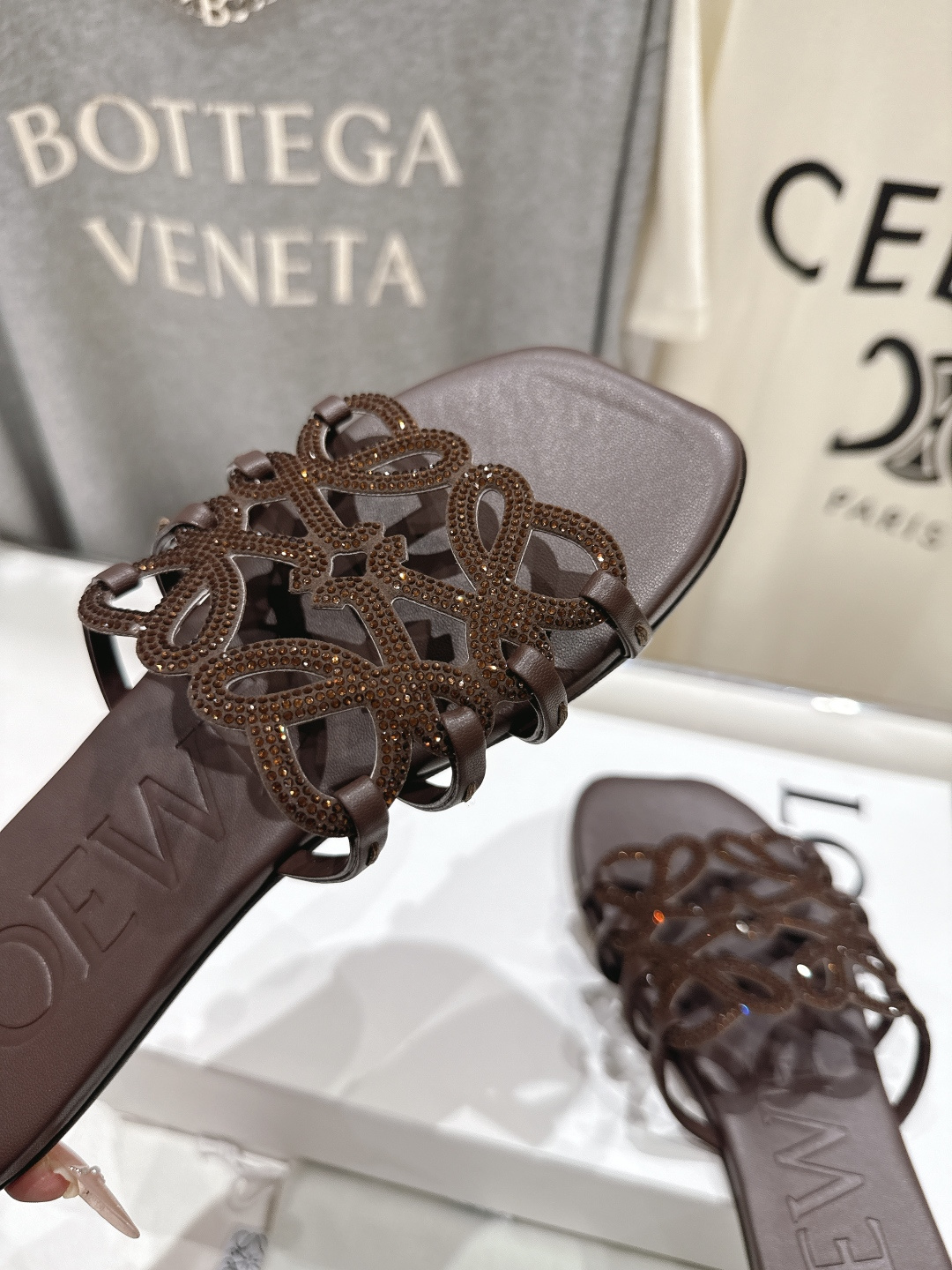 高版本出厂 钻面 LOEWE/罗意威2026/ss新品复古风平底沙滩拖鞋～小红书、外网火爆款最近大热的一