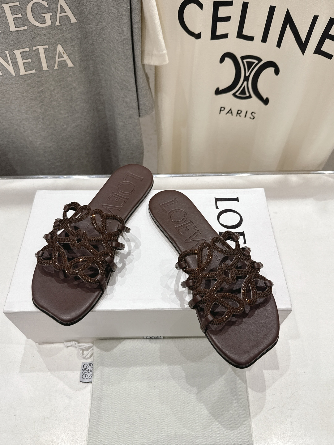 高版本出厂 钻面 LOEWE/罗意威2026/ss新品复古风平底沙滩拖鞋～小红书、外网火爆款最近大热的一