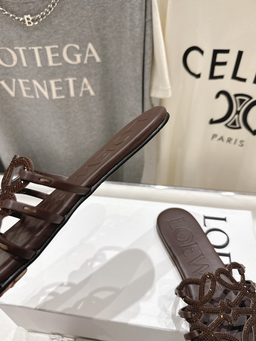 高版本出厂 钻面 LOEWE/罗意威2026/ss新品复古风平底沙滩拖鞋～小红书、外网火爆款最近大热的一