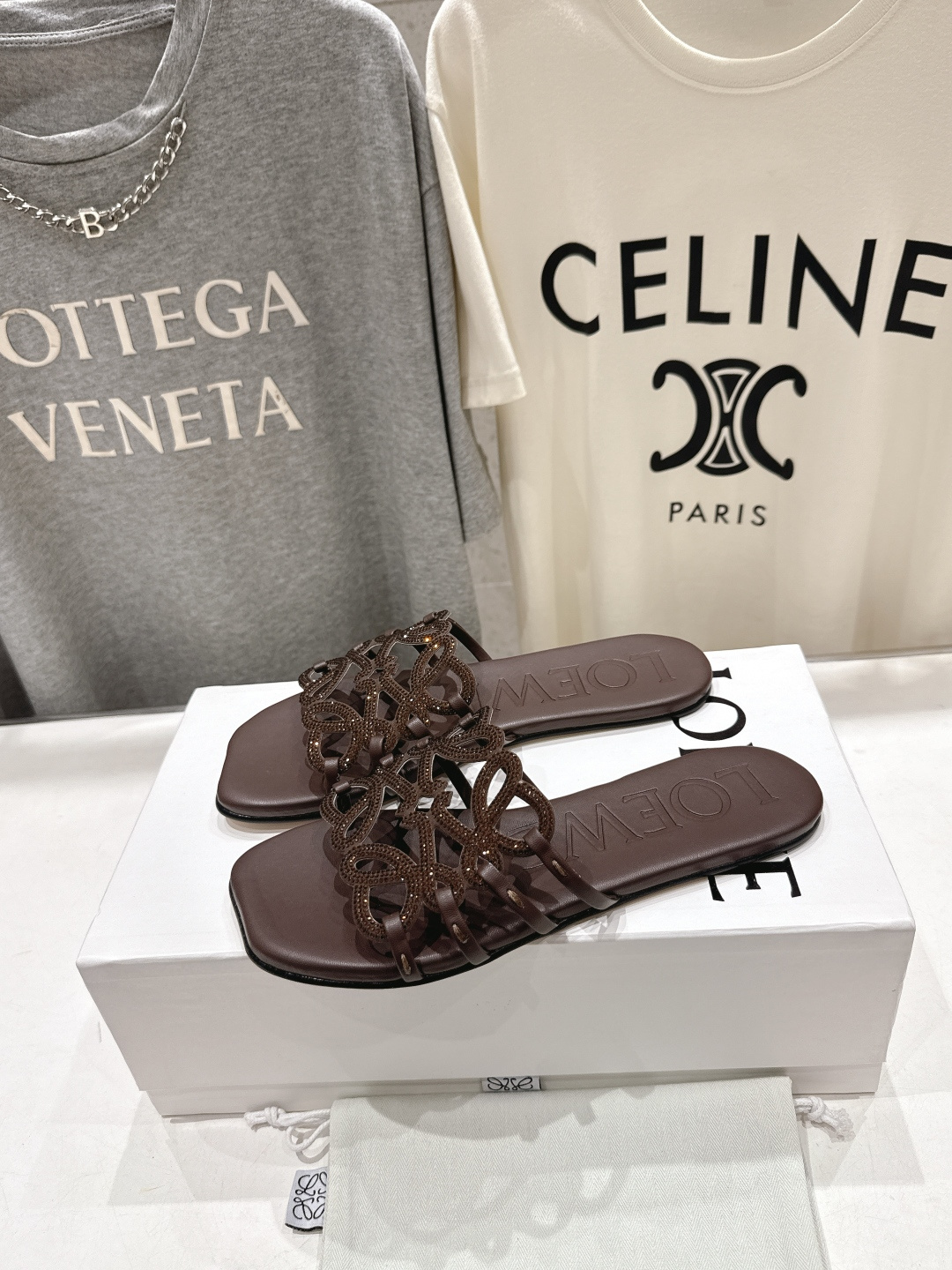 高版本出厂 钻面 LOEWE/罗意威2026/ss新品复古风平底沙滩拖鞋～小红书、外网火爆款最近大热的一