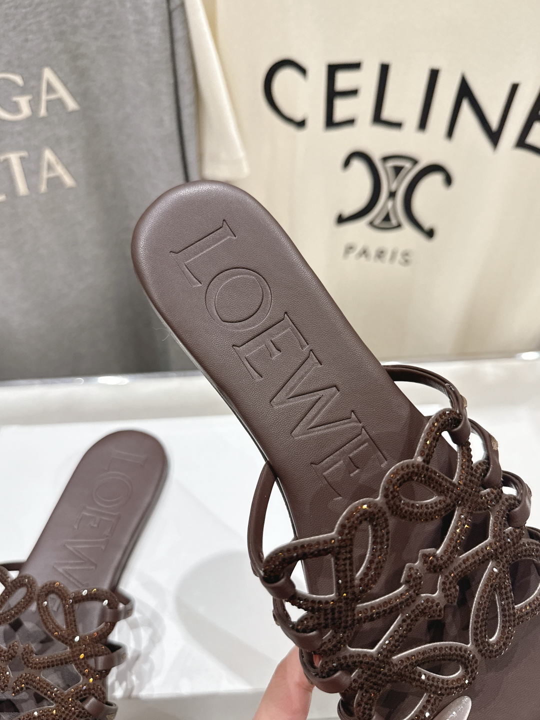 高版本出厂 钻面 LOEWE/罗意威2026/ss新品复古风平底沙滩拖鞋～小红书、外网火爆款最近大热的一