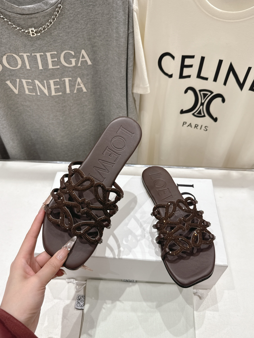 高版本出厂 钻面 LOEWE/罗意威2026/ss新品复古风平底沙滩拖鞋～小红书、外网火爆款最近大热的一