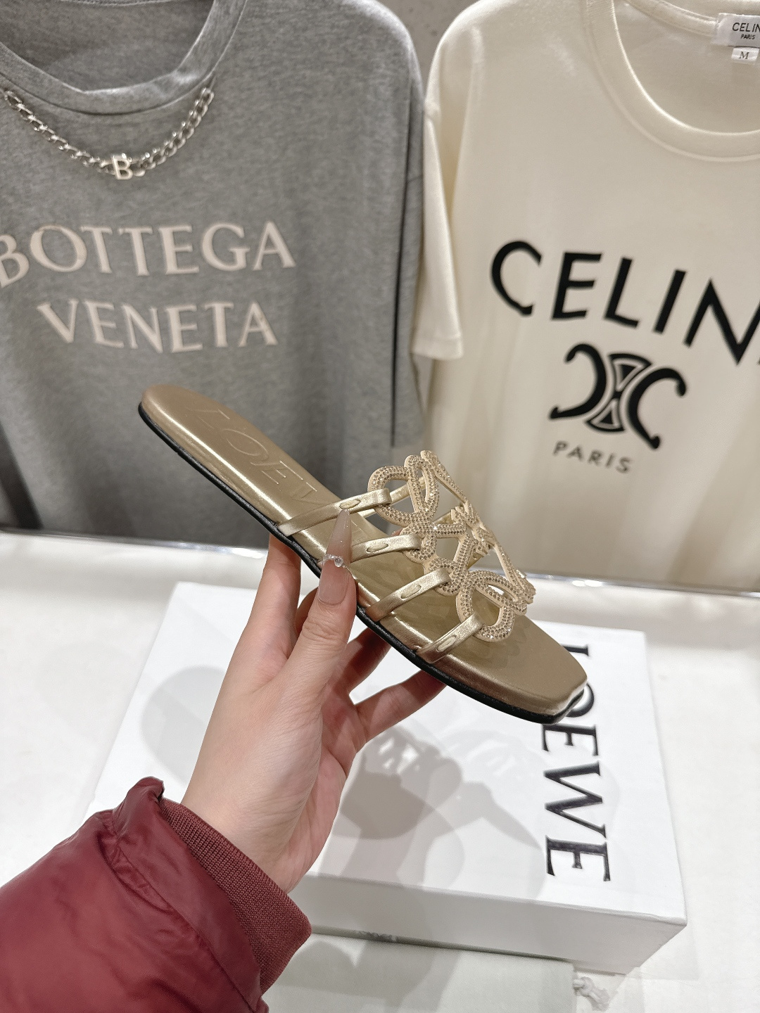 高版本出厂 钻面 LOEWE/罗意威2026/ss新品复古风平底沙滩拖鞋～小红书、外网火爆款最近大热的一