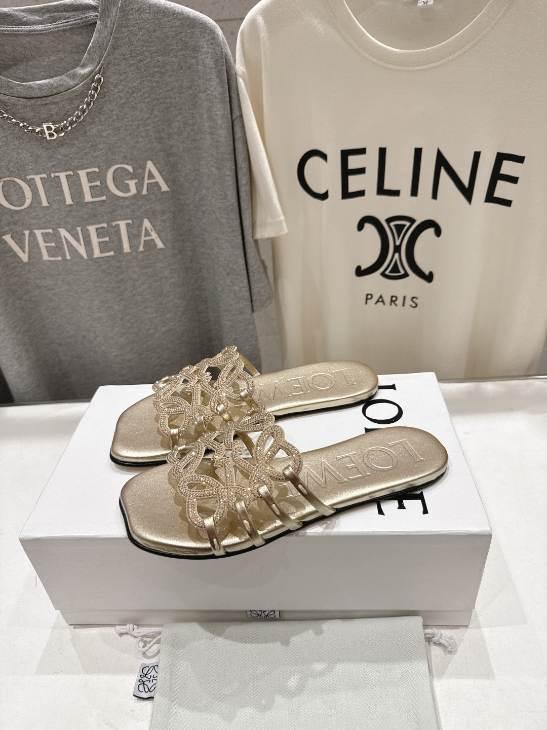 高版本出厂 钻面 LOEWE/罗意威2026/ss新品复古风平底沙滩拖鞋～小红书、外网火爆款最近大热的一