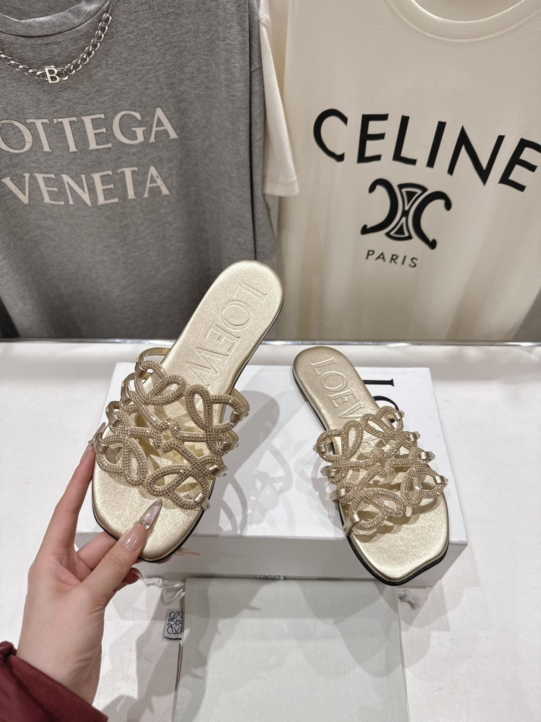 高版本出厂 钻面 LOEWE/罗意威2026/ss新品复古风平底沙滩拖鞋～小红书、外网火爆款最近大热的一