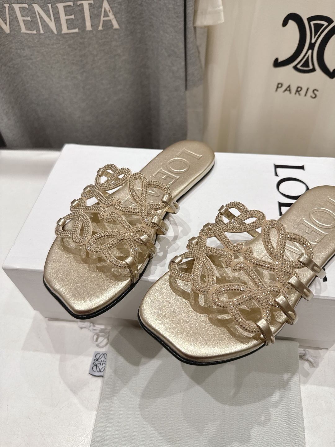 高版本出厂 钻面 LOEWE/罗意威2026/ss新品复古风平底沙滩拖鞋～小红书、外网火爆款最近大热的一