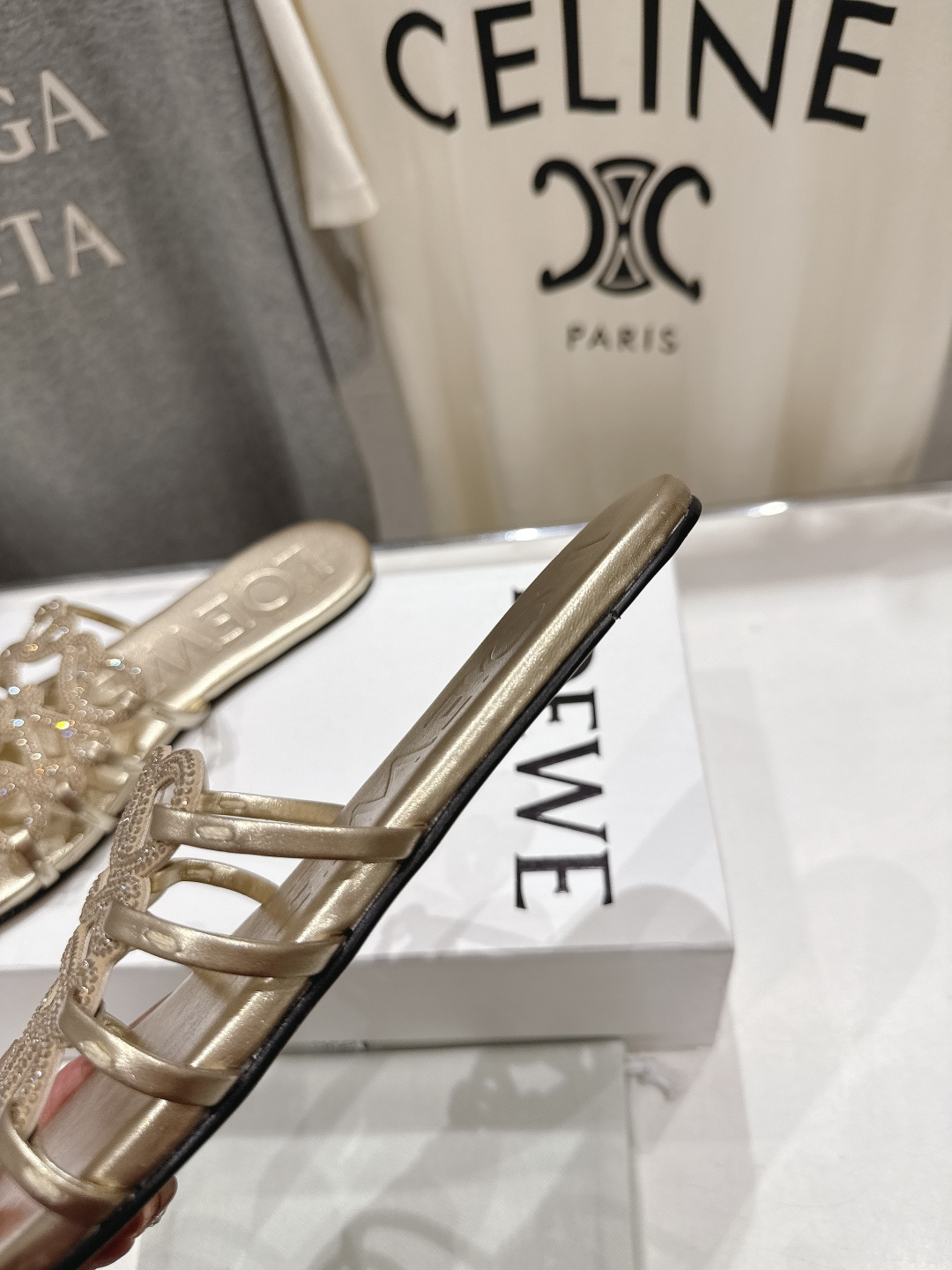 高版本出厂 钻面 LOEWE/罗意威2026/ss新品复古风平底沙滩拖鞋～小红书、外网火爆款最近大热的一