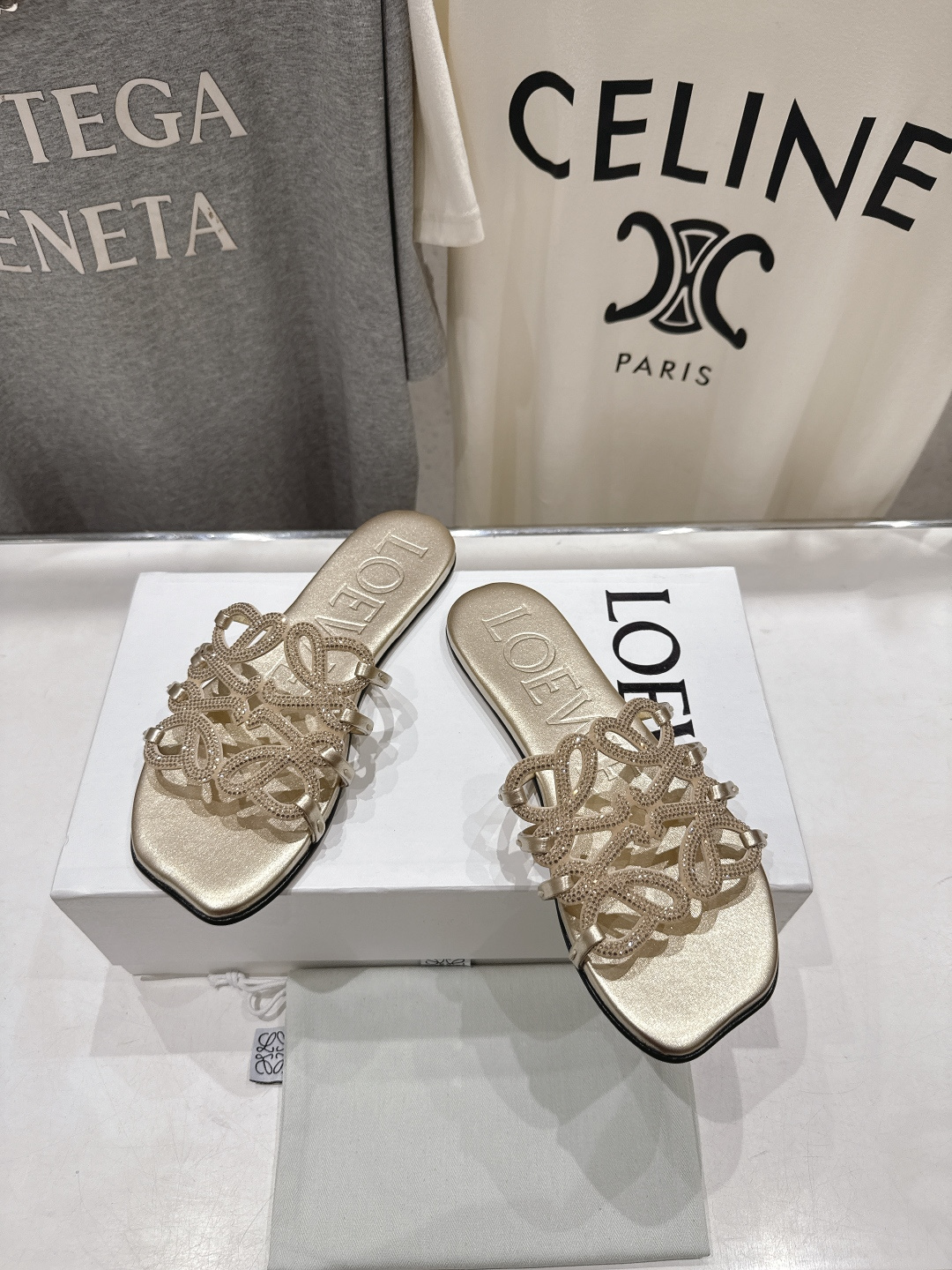 高版本出厂 钻面 LOEWE/罗意威2026/ss新品复古风平底沙滩拖鞋～小红书、外网火爆款最近大热的一