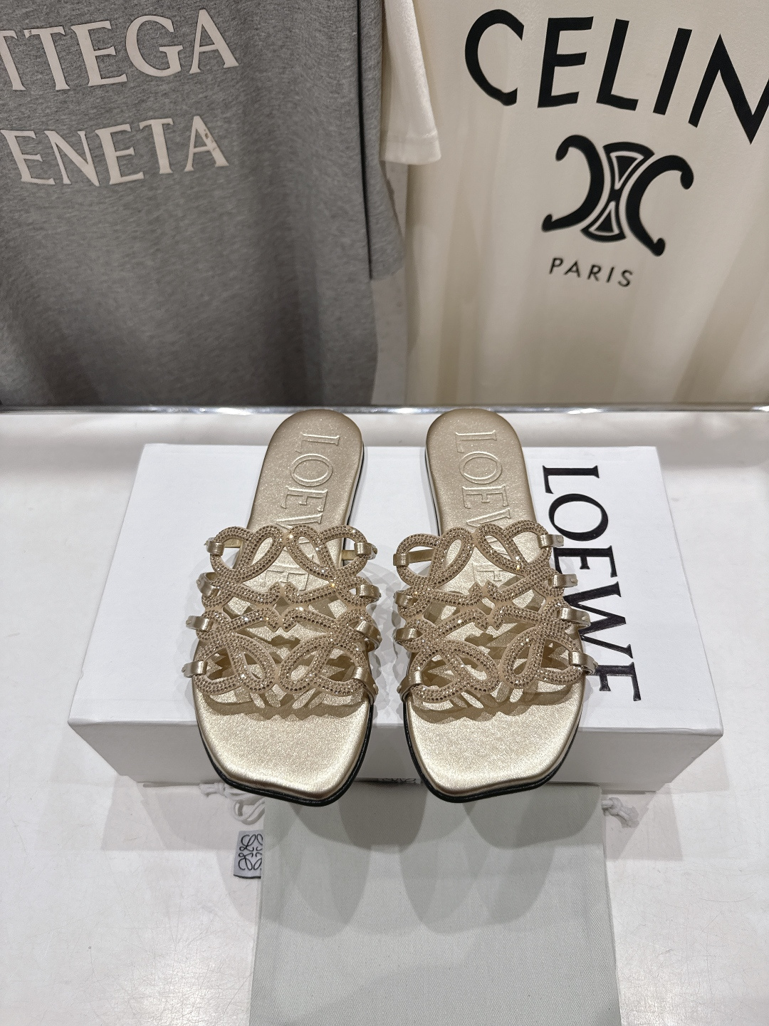 NO:725353,High version diamond-faced LOEWE/Loewe 2026/ss new retro-style flat beach slippers ~ Xiaohongshu, popular style on the Internet. The most popular slippers recently. Super cute. A must-have item that fashionistas must not miss. There is no complicated decoration, excellent vintage texture, purity and minimalism are neat and poetic. Super versatile model. Original custom-made fabric material. Foot padding cowhide. Outsole. Original genuine leather injection outsole. Size: 35-39.  (40, 41 custom-made, non-refundable), slippers, loewe, loewe, slippers, cowhide19860909高版本 钻面  LOEWE/罗意威2026/ss新品复古风平底沙滩拖鞋～小红书、外网火爆款 最近大热的一款拖鞋 超级可爱 时髦精绝对不能错过的必入款,没有任何繁杂装饰,质感极好的vintage感,纯粹和极简做得利落又诗意 超级百搭款 面料原版定制材料 垫脚牛皮 大底原版真皮注塑大底 码数35-39 (40、41订做不退换),拖鞋,loewe,loewe,slippers,cowhide,Women's Shoes