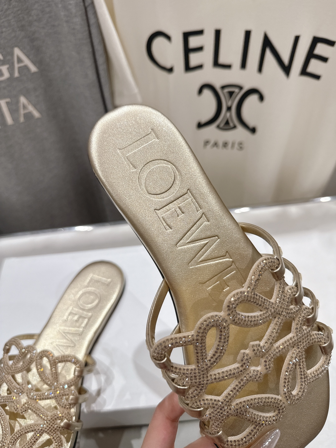 高版本出厂 钻面 LOEWE/罗意威2026/ss新品复古风平底沙滩拖鞋～小红书、外网火爆款最近大热的一