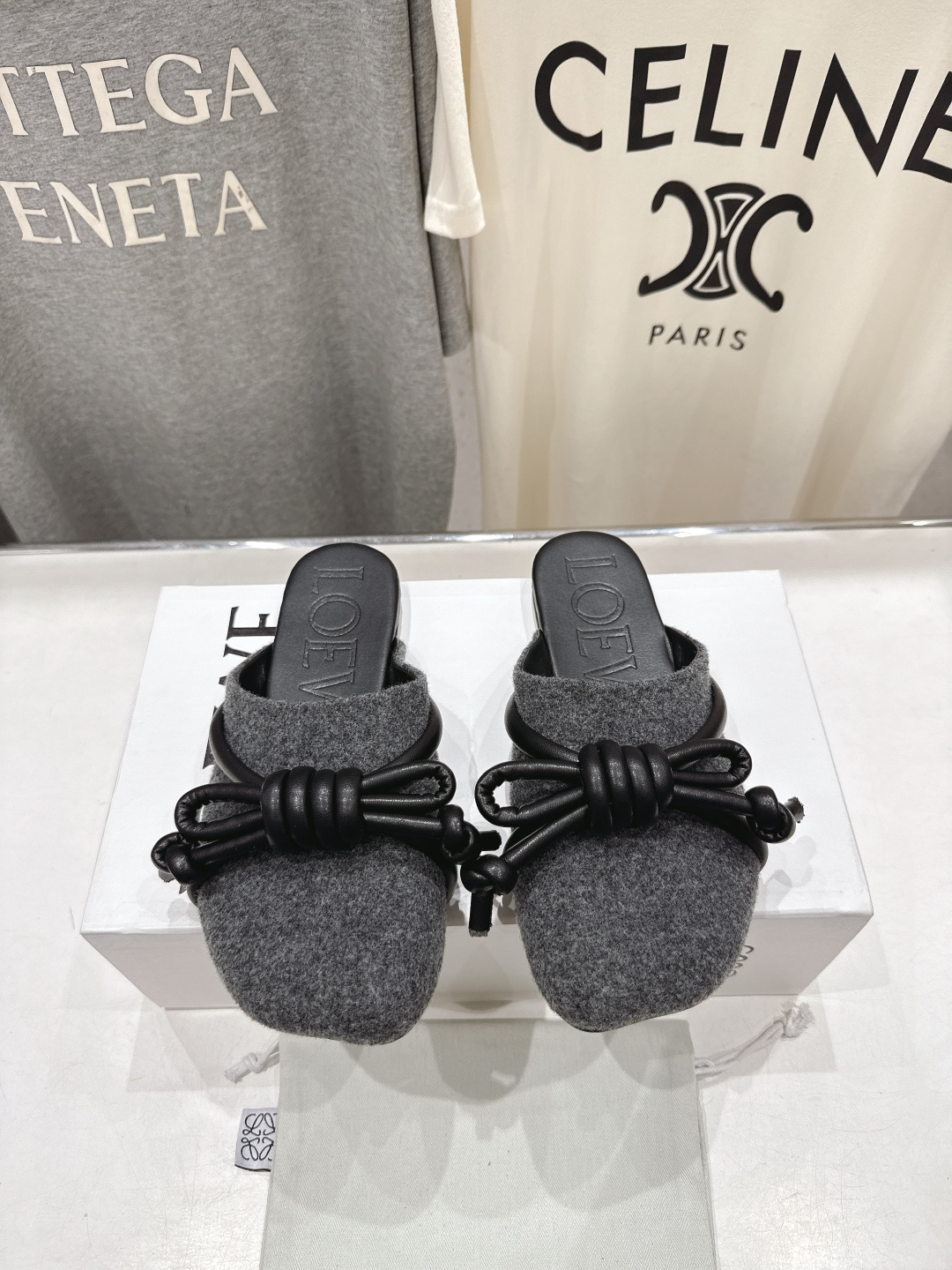 NO:725333,High version of LOEWE/Loewe F036 26ss spring and summer new flat-soled retro half-pack slippers, loafers and loafers. Purchased as the original version, the details are in place. This will be a hot version that will set off the trend, and it is worth owning. It has a unique fashion-leading style, and it is highly recommended to stock up. The shoe shape is great, and the leather is soft. The back-stepping design is extremely comfortable, and it is very versatile when paired with dresses and trousers. Original imported material for the upper  Sheepskin lining, outsole, genuine leather imported from Italy, size 35-39 (40.41.42 customized, non-refundable, non-exchangeable), semi-trailer, loewe, loewe, loafers, slippers, skirts, sheepskin19860909高版本  LOEWE/罗意威F036 26ss春夏新款平底复古半包拖鞋乐福鞋懒人鞋 原版购入,细节把控到位.这将是引爆潮流的一款爆版,值得拥有.独具时尚潮流领先风格,强烈推荐备货购入 鞋型韵味超赞,皮质柔软.可后踩的设计舒适度极高,搭配连衣裙束脚工裤装非常百搭的一款 鞋面原版进口材质 内里羊皮内里 大底意大利进口真皮 码数35-39 (40.41.42定制不退不换),半拖,loewe,loewe,loafers,slippers,skirts,sheepskin,Women's Shoes