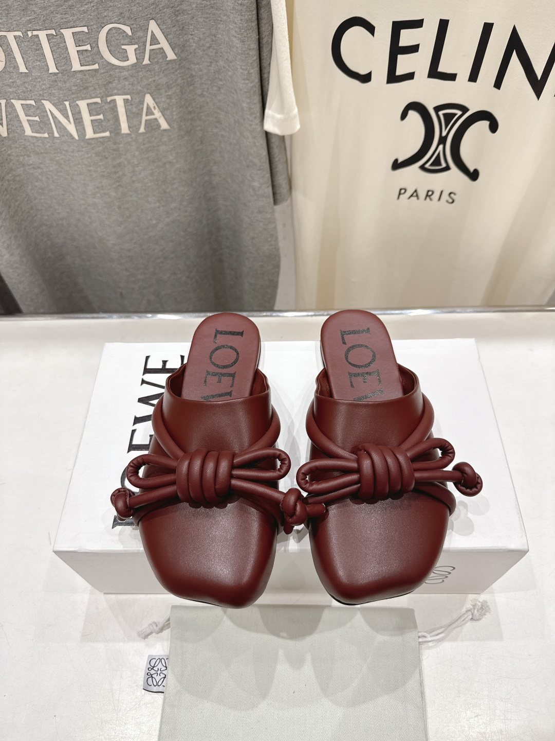 NO:725340,High version of LOEWE/Loewe F036 26ss spring and summer new flat-soled retro half-pack slippers, loafers and loafers. Purchased in original form, the details are in place. This will be an explosive version that will set off the trend, and it is worth owning. It has unique fashion and trend-leading style, and it is highly recommended to stock up and purchase. The shoe shape is superb, and the leather is soft. The design that can be stepped on is extremely comfortable, and it is very versatile when paired with dresses and trousers. The upper is imported calf leather  Sheepskin lining, outsole, genuine leather imported from Italy, size 35-39 (40.41.42 customized, non-returnable, non-exchangeable), semi-trailer, loewe, loewe, loafers, slippers, skirts, cowhide, sheepskin19860909高版本  LOEWE/罗意威F036 26ss春夏新款平底复古半包拖鞋乐福鞋懒人鞋 原版购入,细节把控到位.这将是引爆潮流的一款爆版,值得拥有.独具时尚潮流领先风格,强烈推荐备货购入 鞋型韵味超赞,皮质柔软.可后踩的设计舒适度极高,搭配连衣裙束脚工裤装非常百搭的一款 鞋面进口小牛皮 内里羊皮内里 大底意大利进口真皮 码数35-39 (40.41.42定制不退不换),半拖,loewe,loewe,loafers,slippers,skirts,cowhide,sheepskin,Women's Shoes