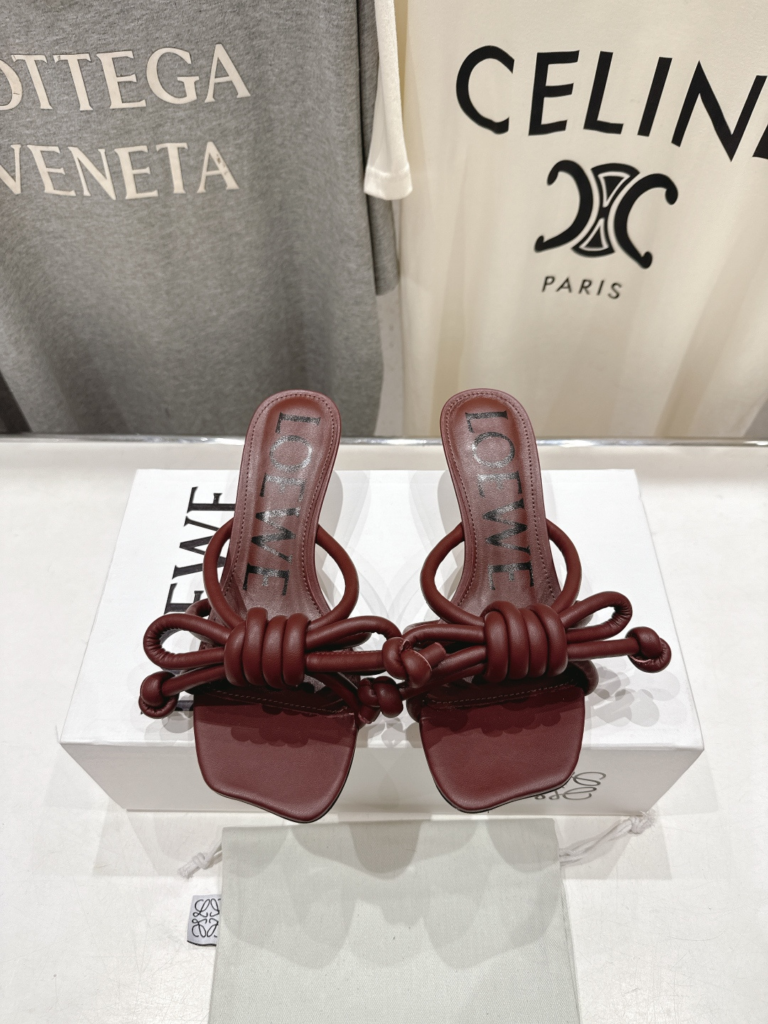 NO:725330,High version LOEWE/LOEWE 2026ss/F036 new retro-style small high-heeled beach slippers ~ Xiaohongshu, the popular model on the Internet. The most popular slippers recently. Super cute. A must-have item that fashionistas must not miss. No complicated decorations, excellent vintage texture, pure and minimalist, neat and poetic. Super versatile. Original fabric, customized materials, foot padding cowhide outsole, genuine leather outsole imported from Italy.  Heel height 4.5cm, size 35-39 (40.41.42 custom-made, non-returnable), high heels and slippers, loewe, loewe, high heels, slippers, cowhide, Leather soles19860909高版本  LOEWE/罗意威2026ss/F036 新品复古风小高跟沙滩拖鞋～小红书、外网火爆款 最近大热的一款拖鞋 超级可爱 时髦精绝对不能错过的必入款,没有任何繁杂装饰,质感极好的vintage感,纯粹和极简做得利落又诗意 超级百搭款 面料原版定制材料 垫脚牛皮 大底意大利进口真皮大底 跟高4.5cm 码数35-39 (40.41.42订做不退换),高跟鞋拖鞋,loewe,loewe,high heels,slippers,cowhide,Leather soles,Women's Shoes