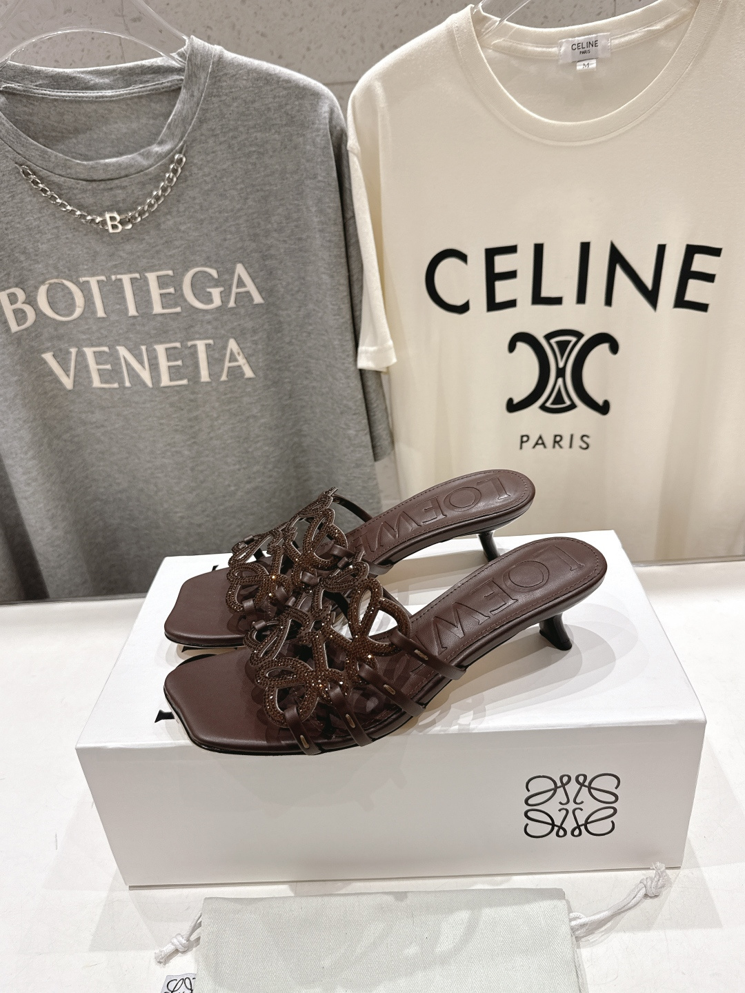 高版本出厂 钻面 LOEWE/罗意威2026/ss新品复古风小高跟沙滩拖鞋～小红书、外网火爆款最近大热的