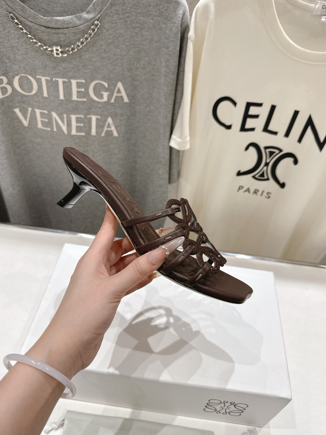 高版本出厂 钻面 LOEWE/罗意威2026/ss新品复古风小高跟沙滩拖鞋～小红书、外网火爆款最近大热的