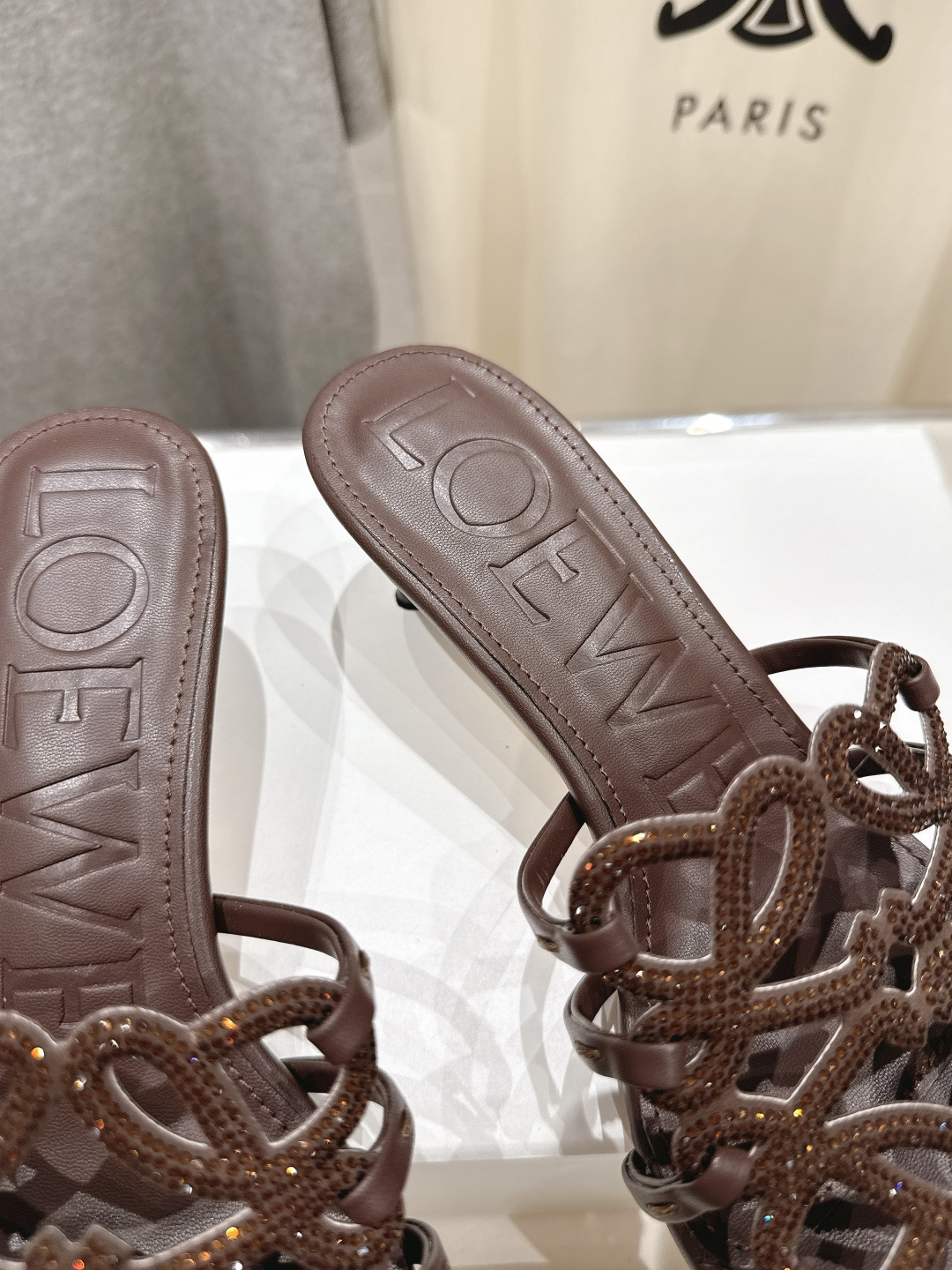 高版本出厂 钻面 LOEWE/罗意威2026/ss新品复古风小高跟沙滩拖鞋～小红书、外网火爆款最近大热的