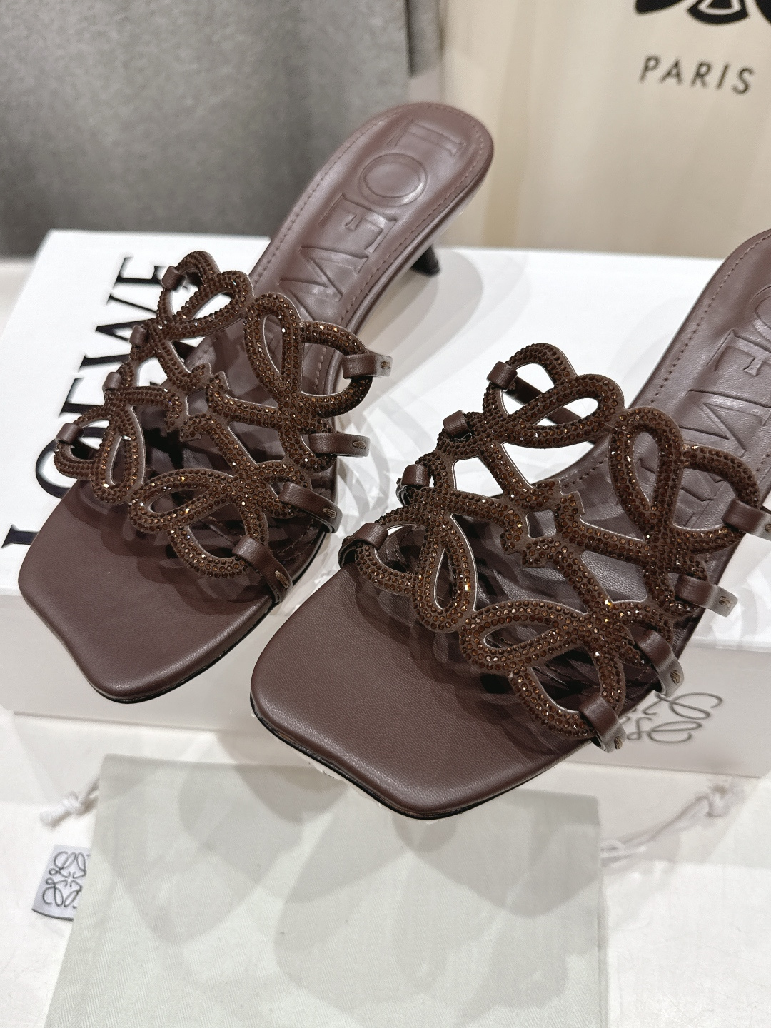 高版本出厂 钻面 LOEWE/罗意威2026/ss新品复古风小高跟沙滩拖鞋～小红书、外网火爆款最近大热的