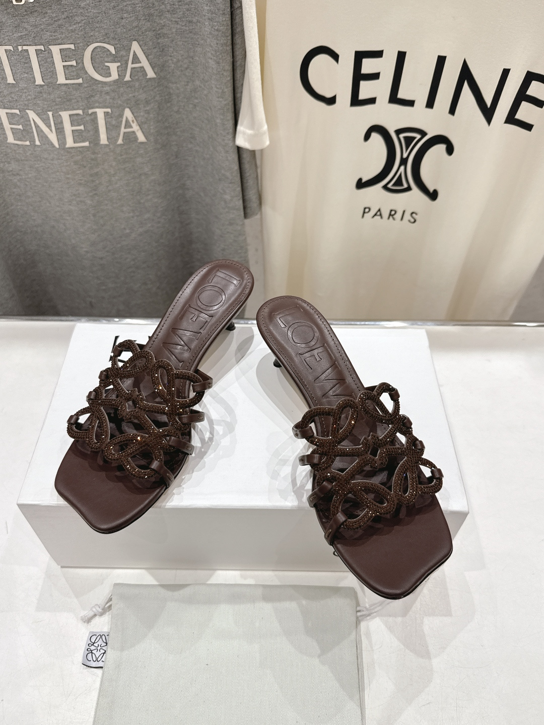 高版本出厂 钻面 LOEWE/罗意威2026/ss新品复古风小高跟沙滩拖鞋～小红书、外网火爆款最近大热的