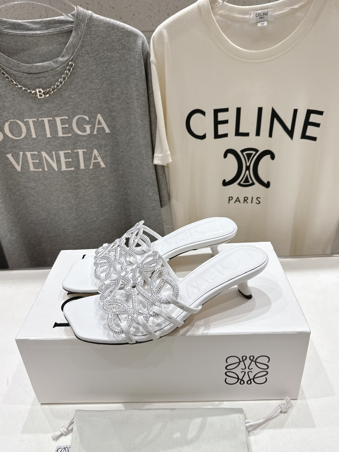 高版本出厂 钻面 LOEWE/罗意威2026/ss新品复古风小高跟沙滩拖鞋～小红书、外网火爆款最近大热的